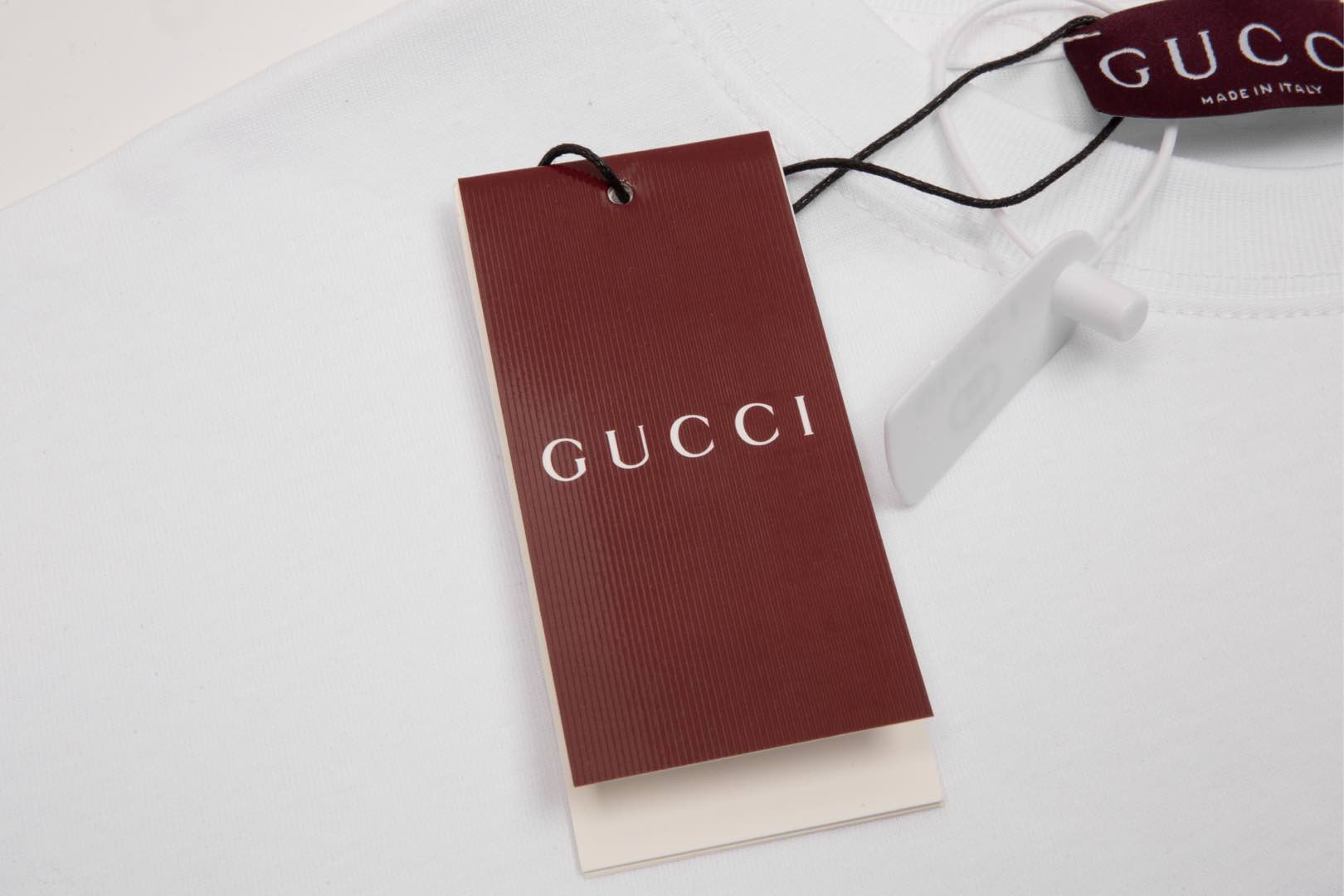 
高品质 
Gucci 古驰  新款 旗帜图案短袖T恤，采用立体绣花工艺➕印花工艺 定织纯棉面料，舒适透