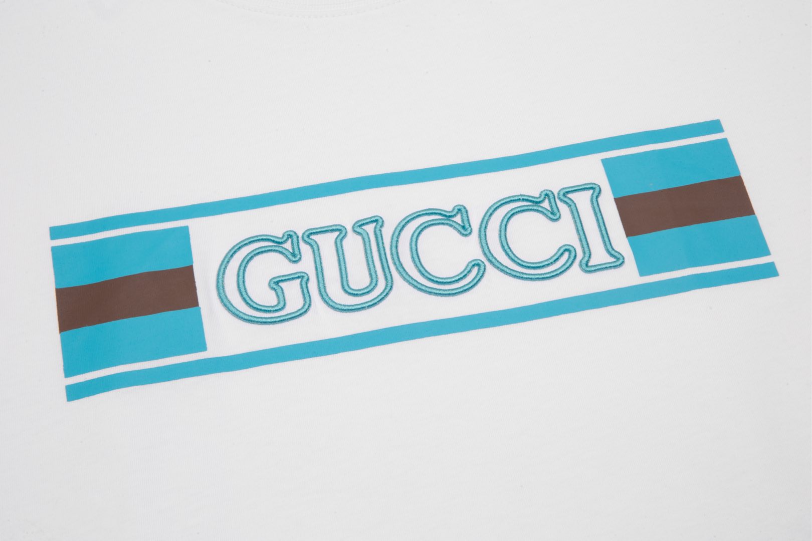 
高品质 
Gucci 古驰  新款 旗帜图案短袖T恤，采用立体绣花工艺➕印花工艺 定织纯棉面料，舒适透