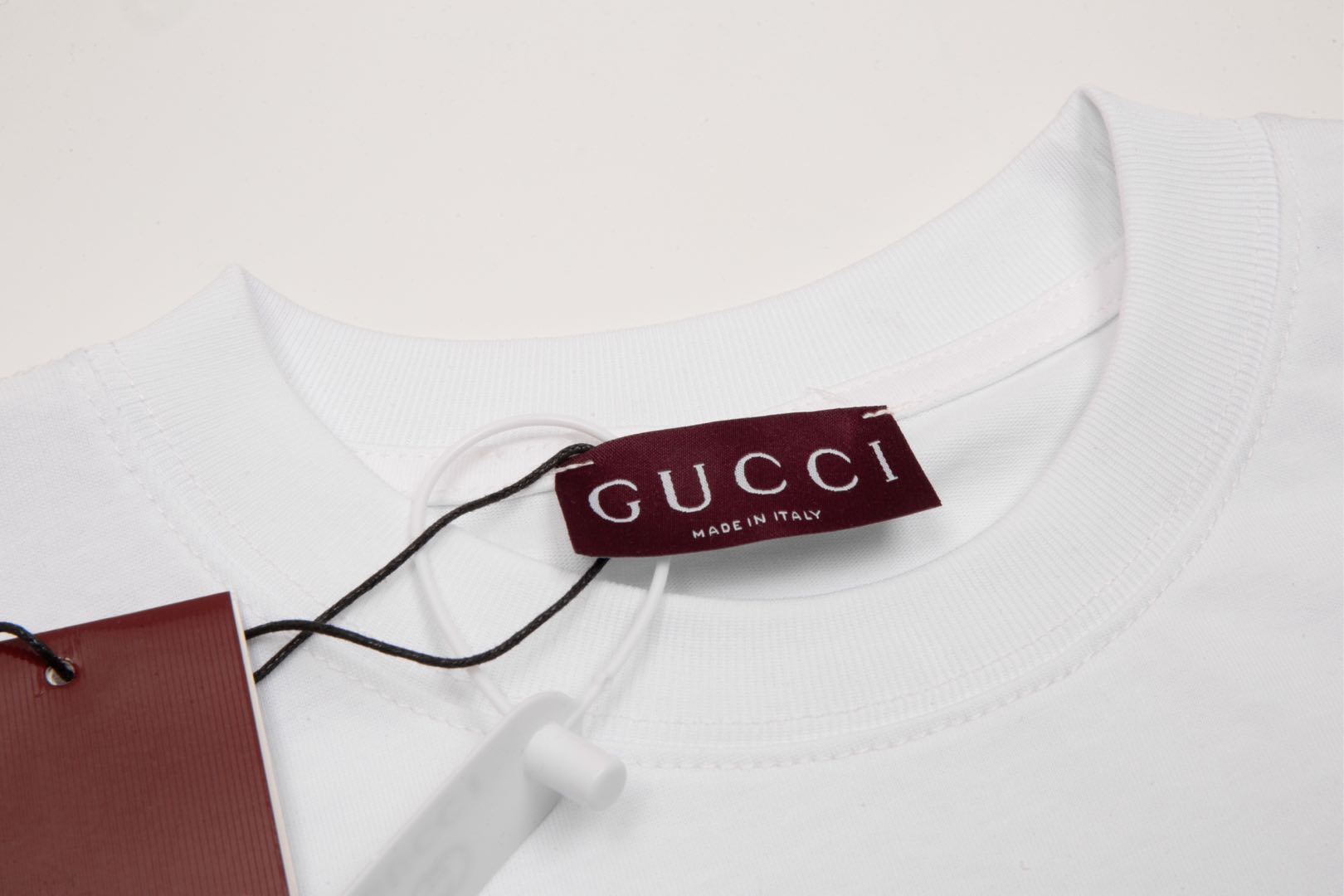 
高品质 
Gucci 古驰  新款 旗帜图案短袖T恤，采用立体绣花工艺➕印花工艺 定织纯棉面料，舒适透