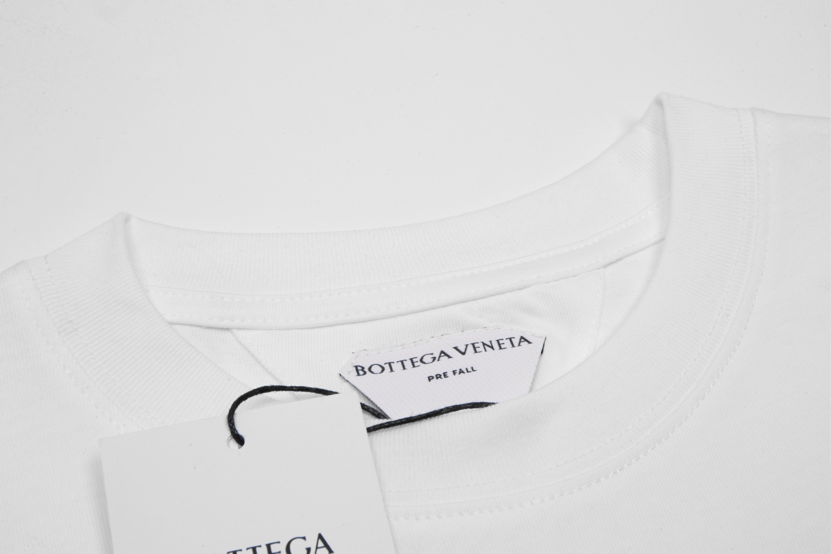 
高品质
BOTTEGA VENETA 葆蝶家 兔子图案短袖T恤 采用纯棉高克重面料，前幅印花图案 三标