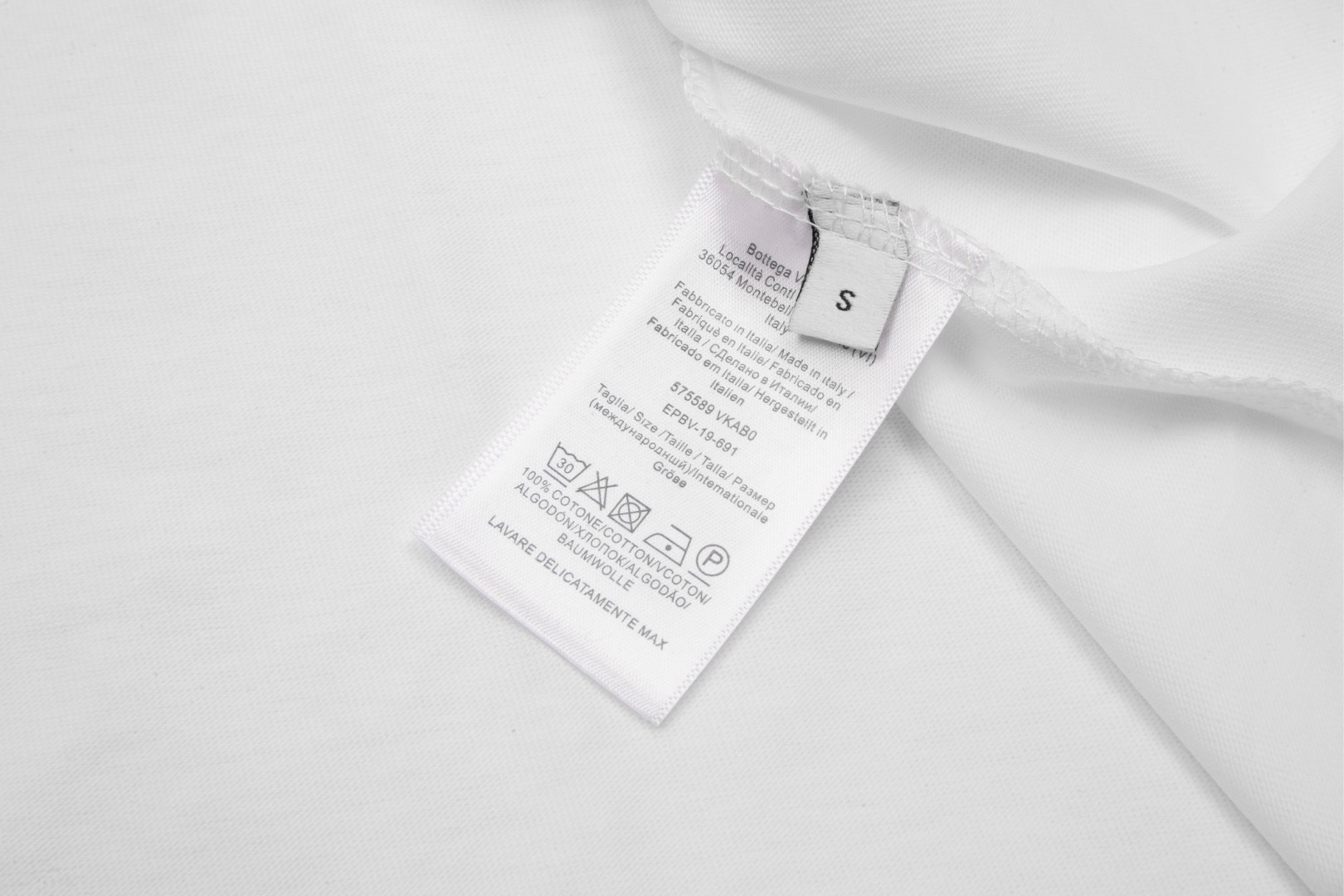 
高品质
BOTTEGA VENETA 葆蝶家 兔子图案短袖T恤 采用纯棉高克重面料，前幅印花图案 三标