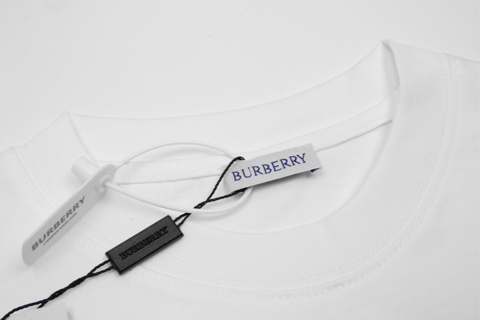 
高品质 
Burberry/巴宝莉 金叶徽标圆领短袖T恤，面料采用纯棉精梳棉面料，采用进口绣花机器特殊