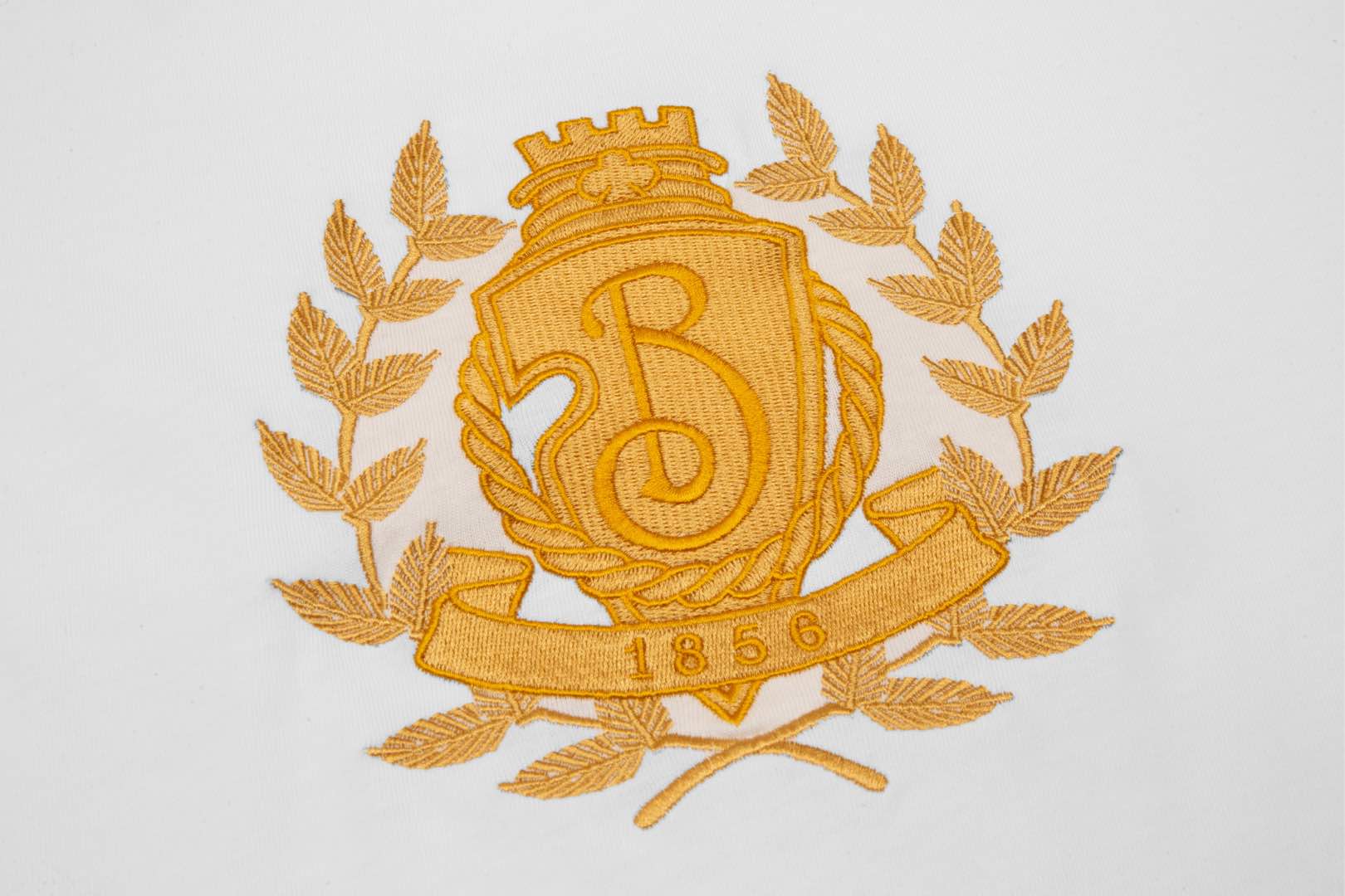
高品质 
Burberry/巴宝莉 金叶徽标圆领短袖T恤，面料采用纯棉精梳棉面料，采用进口绣花机器特殊