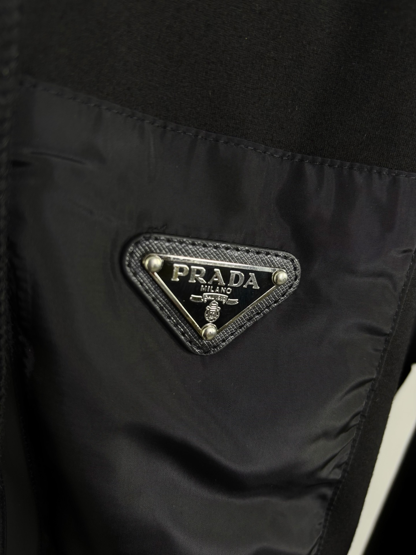 外套💰210 裤子💰165
Prada普拉达 zp版本套装
普拉达2025新款拉链口袋三角徽章情侣款连帽夹克外套
面料采用高克重空气棉面料 网红明星同款
面料防水处理,耐磨、轻薄、透气、防水、手感非常舒服厚实 时尚又个性 超级百搭好看的一款夹克外套 男女皆可驾驭 人手必备款
普拉达Prada新款男士休闲运动卫裤!经典时尚款,客420克混纺弹力针织面料,柔软细腻,挺括舒适,质感非常好!束脚修身版型,后片贴布拉链口袋设计,精美倒三角五金徽章点缀,腰部松紧抽绳,内里包边,三标辅料,做工细节都非常不错,上身效果一级棒,
颜色 黑色
外套尺码
尺码 衣长 胸围 袖长 推荐体重
S 69.5 114 76 100-120斤
M 71 118 78 120-140斤
L 72.5 122 80 140-160斤
XL 74 126 82 160-180斤
XX L 75.5 130 84 200斤左右
裤子尺码⬇️
尺码 裤长 腰围 臀围 推荐体重
S 98 74 96 100-120斤
M 100 78 100 120-140斤
L 102 82 104 140-160斤
XL 104 86 108 160-180斤
XX L 106 90 112 200斤左右