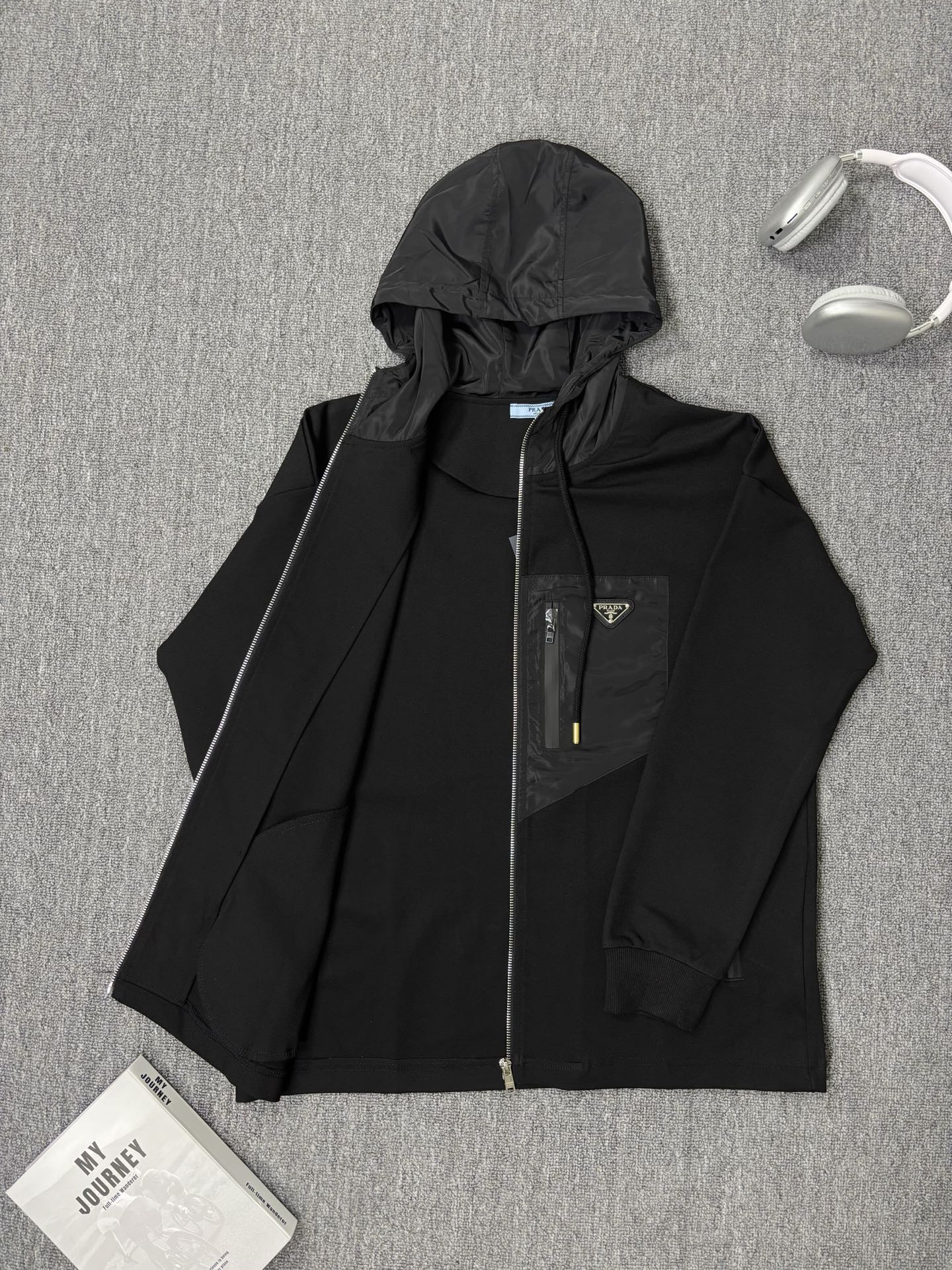 外套💰210 裤子💰165
Prada普拉达 zp版本套装
普拉达2025新款拉链口袋三角徽章情侣款连帽夹克外套
面料采用高克重空气棉面料 网红明星同款
面料防水处理,耐磨、轻薄、透气、防水、手感非常舒服厚实 时尚又个性 超级百搭好看的一款夹克外套 男女皆可驾驭 人手必备款
普拉达Prada新款男士休闲运动卫裤!经典时尚款,客420克混纺弹力针织面料,柔软细腻,挺括舒适,质感非常好!束脚修身版型,后片贴布拉链口袋设计,精美倒三角五金徽章点缀,腰部松紧抽绳,内里包边,三标辅料,做工细节都非常不错,上身效果一级棒,
颜色 黑色
外套尺码
尺码 衣长 胸围 袖长 推荐体重
S 69.5 114 76 100-120斤
M 71 118 78 120-140斤
L 72.5 122 80 140-160斤
XL 74 126 82 160-180斤
XX L 75.5 130 84 200斤左右
裤子尺码⬇️
尺码 裤长 腰围 臀围 推荐体重
S 98 74 96 100-120斤
M 100 78 100 120-140斤
L 102 82 104 140-160斤
XL 104 86 108 160-180斤
XX L 106 90 112 200斤左右