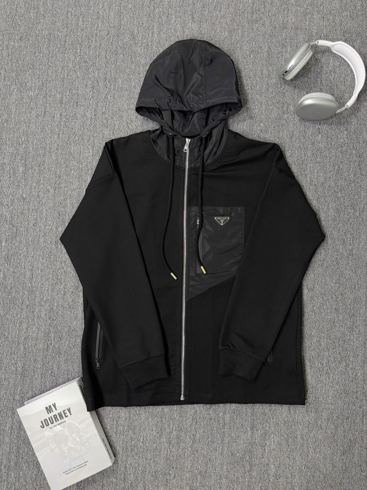 外套💰210 裤子💰165
Prada普拉达 zp版本套装
普拉达2025新款拉链口袋三角徽章情侣款连帽夹克外套
面料采用高克重空气棉面料 网红明星同款
面料防水处理,耐磨、轻薄、透气、防水、手感非常舒服厚实 时尚又个性 超级百搭好看的一款夹克外套 男女皆可驾驭 人手必备款
普拉达Prada新款男士休闲运动卫裤!经典时尚款,客420克混纺弹力针织面料,柔软细腻,挺括舒适,质感非常好!束脚修身版型,后片贴布拉链口袋设计,精美倒三角五金徽章点缀,腰部松紧抽绳,内里包边,三标辅料,做工细节都非常不错,上身效果一级棒,
颜色 黑色
外套尺码
尺码 衣长 胸围 袖长 推荐体重
S 69.5 114 76 100-120斤
M 71 118 78 120-140斤
L 72.5 122 80 140-160斤
XL 74 126 82 160-180斤
XX L 75.5 130 84 200斤左右
裤子尺码⬇️
尺码 裤长 腰围 臀围 推荐体重
S 98 74 96 100-120斤
M 100 78 100 120-140斤
L 102 82 104 140-160斤
XL 104 86 108 160-180斤
XX L 106 90 112 200斤左右