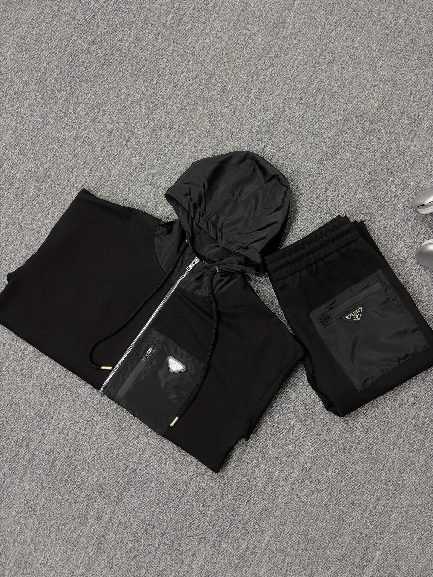 外套💰210 裤子💰165
Prada普拉达 zp版本套装
普拉达2025新款拉链口袋三角徽章情侣款连帽夹克外套
面料采用高克重空气棉面料 网红明星同款
面料防水处理,耐磨、轻薄、透气、防水、手感非常舒服厚实 时尚又个性 超级百搭好看的一款夹克外套 男女皆可驾驭 人手必备款
普拉达Prada新款男士休闲运动卫裤!经典时尚款,客420克混纺弹力针织面料,柔软细腻,挺括舒适,质感非常好!束脚修身版型,后片贴布拉链口袋设计,精美倒三角五金徽章点缀,腰部松紧抽绳,内里包边,三标辅料,做工细节都非常不错,上身效果一级棒,
颜色 黑色
外套尺码
尺码 衣长 胸围 袖长 推荐体重
S 69.5 114 76 100-120斤
M 71 118 78 120-140斤
L 72.5 122 80 140-160斤
XL 74 126 82 160-180斤
XX L 75.5 130 84 200斤左右
裤子尺码⬇️
尺码 裤长 腰围 臀围 推荐体重
S 98 74 96 100-120斤
M 100 78 100 120-140斤
L 102 82 104 140-160斤
XL 104 86 108 160-180斤
XX L 106 90 112 200斤左右