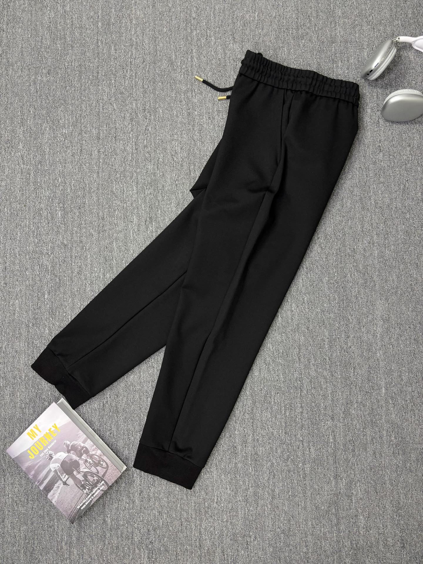 外套💰210 裤子💰165
Prada普拉达 zp版本套装
普拉达2025新款拉链口袋三角徽章情侣款连帽夹克外套
面料采用高克重空气棉面料 网红明星同款
面料防水处理,耐磨、轻薄、透气、防水、手感非常舒服厚实 时尚又个性 超级百搭好看的一款夹克外套 男女皆可驾驭 人手必备款
普拉达Prada新款男士休闲运动卫裤!经典时尚款,客420克混纺弹力针织面料,柔软细腻,挺括舒适,质感非常好!束脚修身版型,后片贴布拉链口袋设计,精美倒三角五金徽章点缀,腰部松紧抽绳,内里包边,三标辅料,做工细节都非常不错,上身效果一级棒,
颜色 黑色
外套尺码
尺码 衣长 胸围 袖长 推荐体重
S 69.5 114 76 100-120斤
M 71 118 78 120-140斤
L 72.5 122 80 140-160斤
XL 74 126 82 160-180斤
XX L 75.5 130 84 200斤左右
裤子尺码⬇️
尺码 裤长 腰围 臀围 推荐体重
S 98 74 96 100-120斤
M 100 78 100 120-140斤
L 102 82 104 140-160斤
XL 104 86 108 160-180斤
XX L 106 90 112 200斤左右