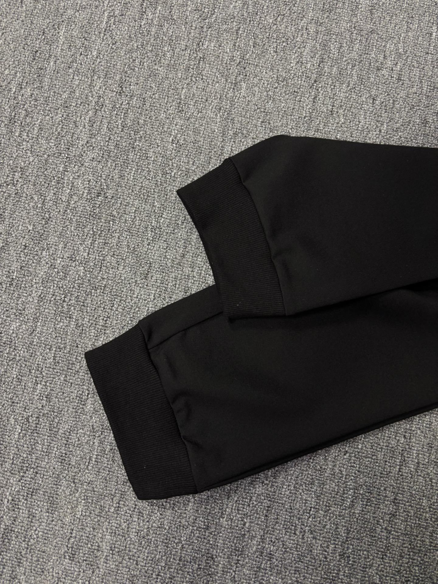 外套💰210 裤子💰165
Prada普拉达 zp版本套装
普拉达2025新款拉链口袋三角徽章情侣款连帽夹克外套
面料采用高克重空气棉面料 网红明星同款
面料防水处理,耐磨、轻薄、透气、防水、手感非常舒服厚实 时尚又个性 超级百搭好看的一款夹克外套 男女皆可驾驭 人手必备款
普拉达Prada新款男士休闲运动卫裤!经典时尚款,客420克混纺弹力针织面料,柔软细腻,挺括舒适,质感非常好!束脚修身版型,后片贴布拉链口袋设计,精美倒三角五金徽章点缀,腰部松紧抽绳,内里包边,三标辅料,做工细节都非常不错,上身效果一级棒,
颜色 黑色
外套尺码
尺码 衣长 胸围 袖长 推荐体重
S 69.5 114 76 100-120斤
M 71 118 78 120-140斤
L 72.5 122 80 140-160斤
XL 74 126 82 160-180斤
XX L 75.5 130 84 200斤左右
裤子尺码⬇️
尺码 裤长 腰围 臀围 推荐体重
S 98 74 96 100-120斤
M 100 78 100 120-140斤
L 102 82 104 140-160斤
XL 104 86 108 160-180斤
XX L 106 90 112 200斤左右