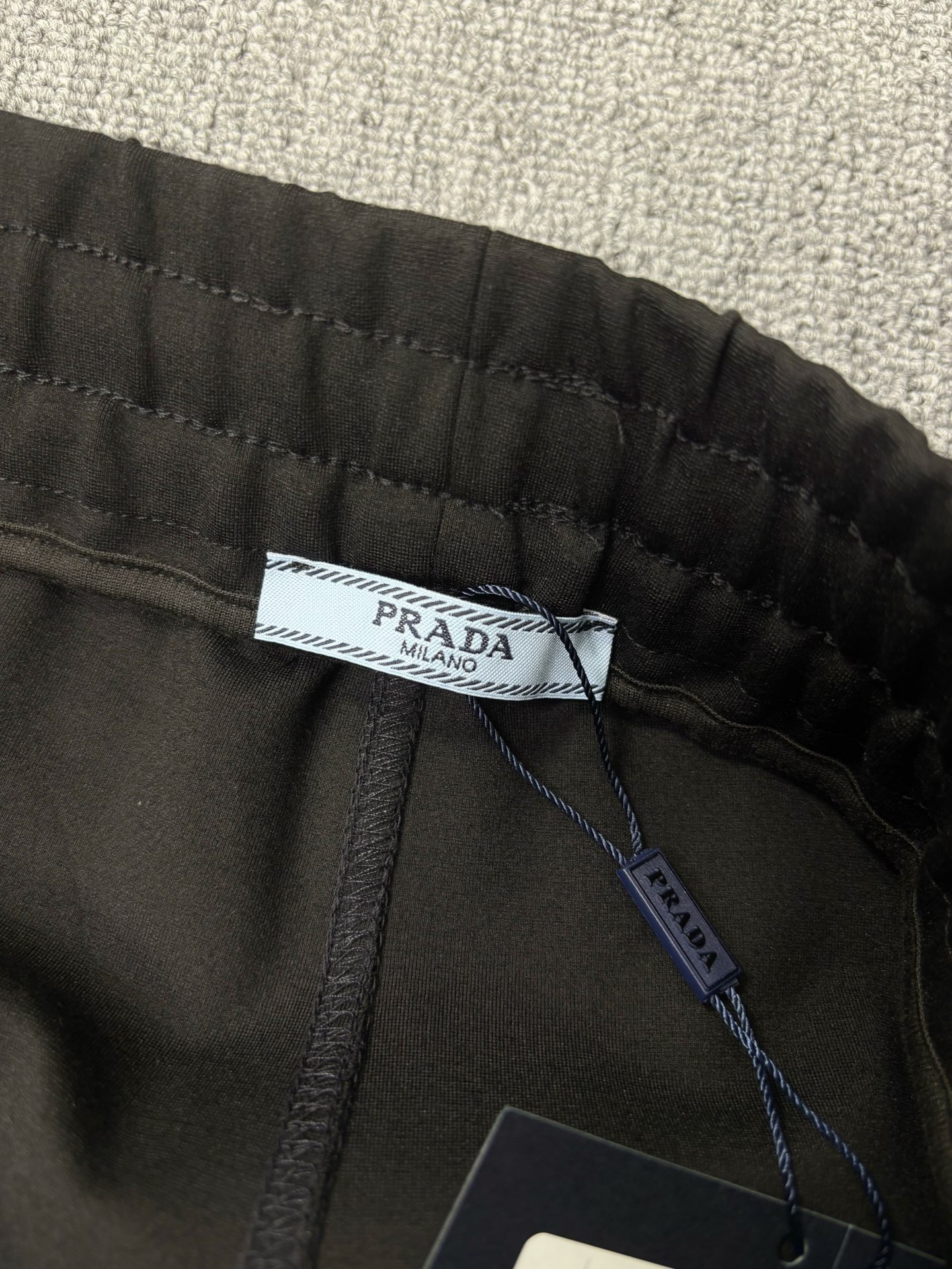 外套💰210 裤子💰165
Prada普拉达 zp版本套装
普拉达2025新款拉链口袋三角徽章情侣款连帽夹克外套
面料采用高克重空气棉面料 网红明星同款
面料防水处理,耐磨、轻薄、透气、防水、手感非常舒服厚实 时尚又个性 超级百搭好看的一款夹克外套 男女皆可驾驭 人手必备款
普拉达Prada新款男士休闲运动卫裤!经典时尚款,客420克混纺弹力针织面料,柔软细腻,挺括舒适,质感非常好!束脚修身版型,后片贴布拉链口袋设计,精美倒三角五金徽章点缀,腰部松紧抽绳,内里包边,三标辅料,做工细节都非常不错,上身效果一级棒,
颜色 黑色
外套尺码
尺码 衣长 胸围 袖长 推荐体重
S 69.5 114 76 100-120斤
M 71 118 78 120-140斤
L 72.5 122 80 140-160斤
XL 74 126 82 160-180斤
XX L 75.5 130 84 200斤左右
裤子尺码⬇️
尺码 裤长 腰围 臀围 推荐体重
S 98 74 96 100-120斤
M 100 78 100 120-140斤
L 102 82 104 140-160斤
XL 104 86 108 160-180斤
XX L 106 90 112 200斤左右