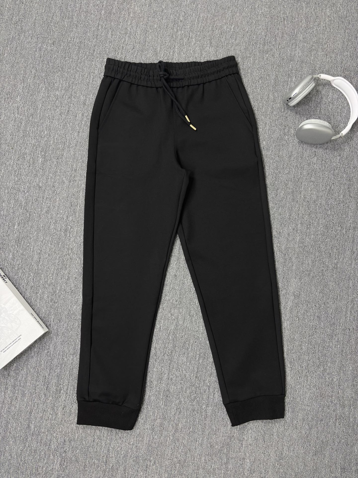 外套💰210 裤子💰165
Prada普拉达 zp版本套装
普拉达2025新款拉链口袋三角徽章情侣款连帽夹克外套
面料采用高克重空气棉面料 网红明星同款
面料防水处理,耐磨、轻薄、透气、防水、手感非常舒服厚实 时尚又个性 超级百搭好看的一款夹克外套 男女皆可驾驭 人手必备款
普拉达Prada新款男士休闲运动卫裤!经典时尚款,客420克混纺弹力针织面料,柔软细腻,挺括舒适,质感非常好!束脚修身版型,后片贴布拉链口袋设计,精美倒三角五金徽章点缀,腰部松紧抽绳,内里包边,三标辅料,做工细节都非常不错,上身效果一级棒,
颜色 黑色
外套尺码
尺码 衣长 胸围 袖长 推荐体重
S 69.5 114 76 100-120斤
M 71 118 78 120-140斤
L 72.5 122 80 140-160斤
XL 74 126 82 160-180斤
XX L 75.5 130 84 200斤左右
裤子尺码⬇️
尺码 裤长 腰围 臀围 推荐体重
S 98 74 96 100-120斤
M 100 78 100 120-140斤
L 102 82 104 140-160斤
XL 104 86 108 160-180斤
XX L 106 90 112 200斤左右