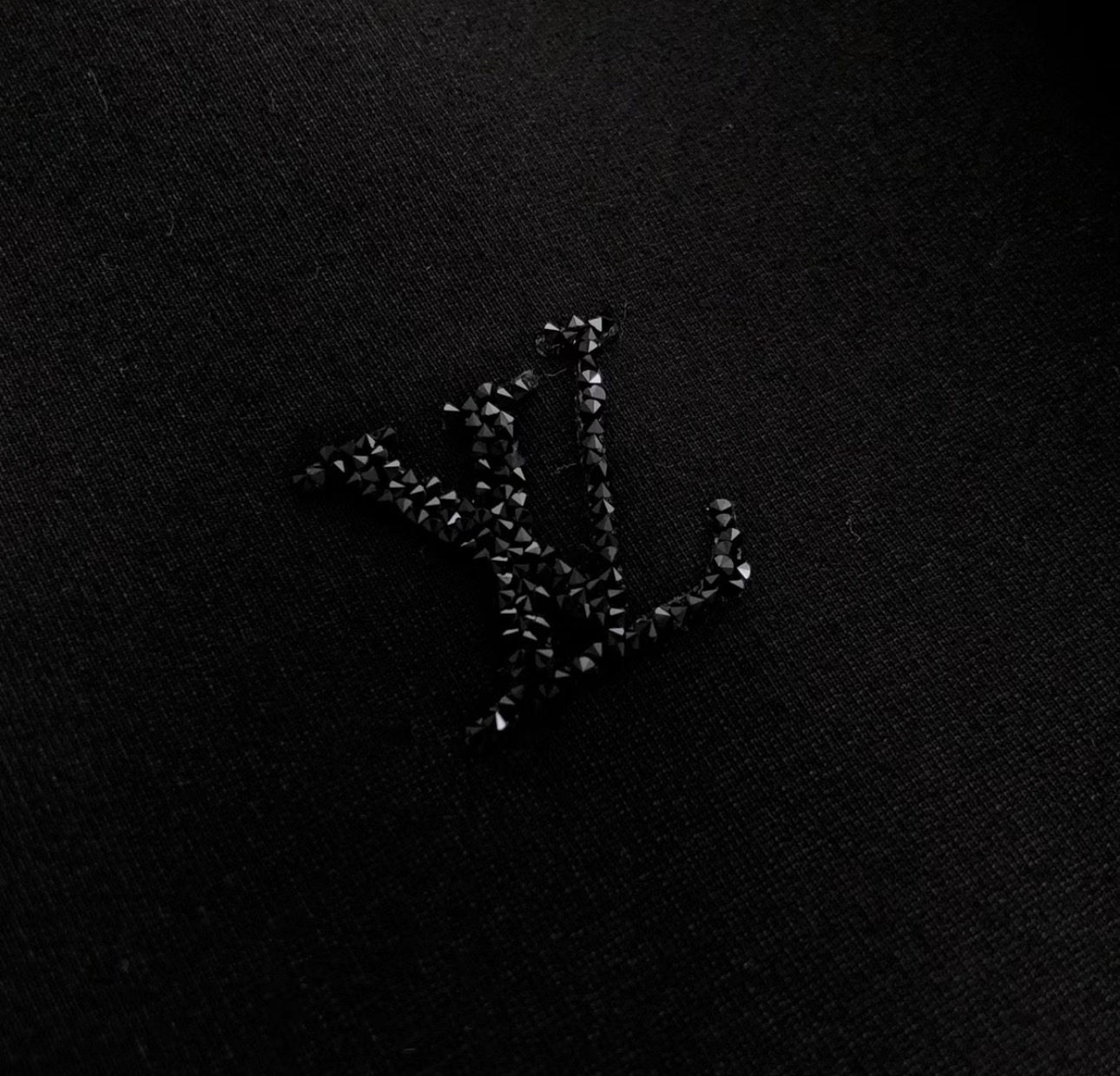 外套💰195 裤子💰165
路易威登/LV家定制面料套装👍
串珠绣标字母LOGO小标手袖织带拼接工艺
官方同步 高版本 高品质
时尚个性 百搭潮流
纯原品质 原版面料
定织定染,棉质针织面料,立领拉链门襟,标志字母Logo镶嵌工艺,肩袖拼接织带,宽松剪裁,休闲百搭。
定织定染,棉质针织面料,松紧弹力抽绳腰部,侧边插手袋,标志字母Logo镶嵌工艺,裤侧拼接织带,后臀贴布口袋,罗纹束口。
吊牌 领标 水洗麦 三标齐全
外套尺码
尺码 衣长 胸围 袖长 推荐体重
S 69.5 114 76 100-120斤
M 71 118 78 120-140斤
L 72.5 122 80 140-160斤
XL 74 126 82 160-180斤
XX L 75.5 130 84 200斤左右
裤子尺码⬇️
尺码 裤长 腰围 臀围 推荐体重
S 98 74 96 100-120斤
M 100 78 100 120-140斤
L 102 82 104 140-160斤
XL 104 86 108 160-180斤
XX L 106 90 112 200斤左右