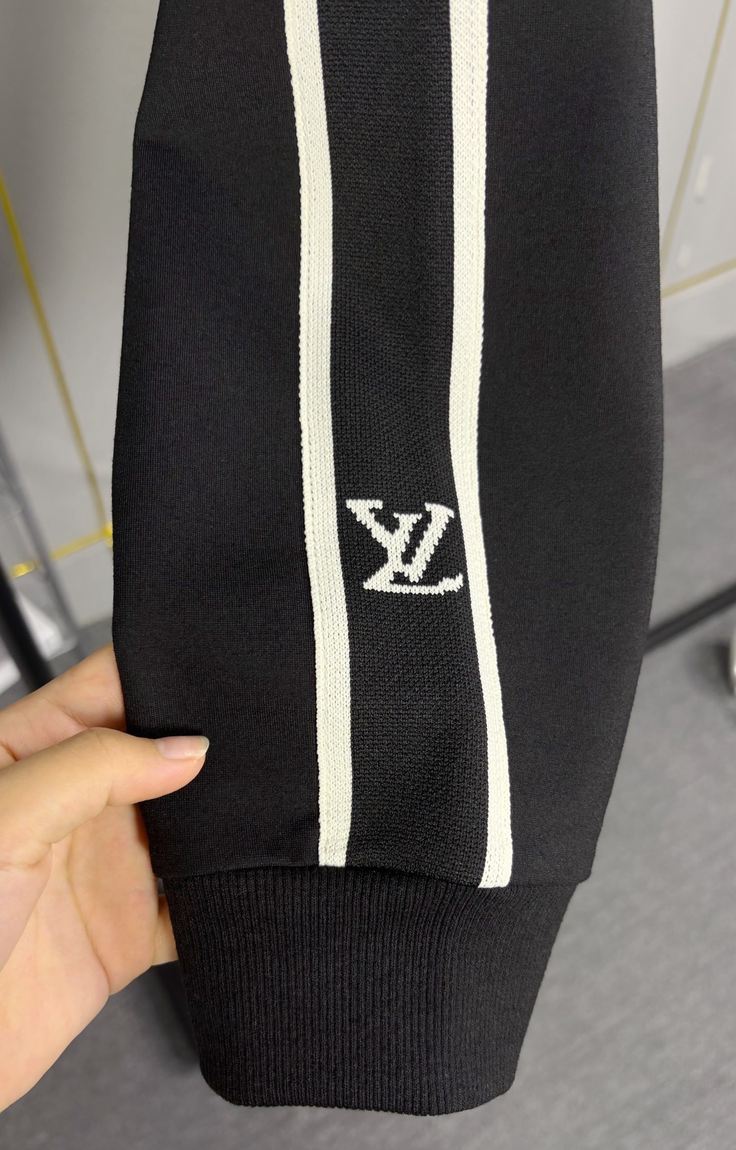 外套💰195 裤子💰165
路易威登/LV家定制面料套装👍
串珠绣标字母LOGO小标手袖织带拼接工艺
官方同步 高版本 高品质
时尚个性 百搭潮流
纯原品质 原版面料
定织定染,棉质针织面料,立领拉链门襟,标志字母Logo镶嵌工艺,肩袖拼接织带,宽松剪裁,休闲百搭。
定织定染,棉质针织面料,松紧弹力抽绳腰部,侧边插手袋,标志字母Logo镶嵌工艺,裤侧拼接织带,后臀贴布口袋,罗纹束口。
吊牌 领标 水洗麦 三标齐全
外套尺码
尺码 衣长 胸围 袖长 推荐体重
S 69.5 114 76 100-120斤
M 71 118 78 120-140斤
L 72.5 122 80 140-160斤
XL 74 126 82 160-180斤
XX L 75.5 130 84 200斤左右
裤子尺码⬇️
尺码 裤长 腰围 臀围 推荐体重
S 98 74 96 100-120斤
M 100 78 100 120-140斤
L 102 82 104 140-160斤
XL 104 86 108 160-180斤
XX L 106 90 112 200斤左右