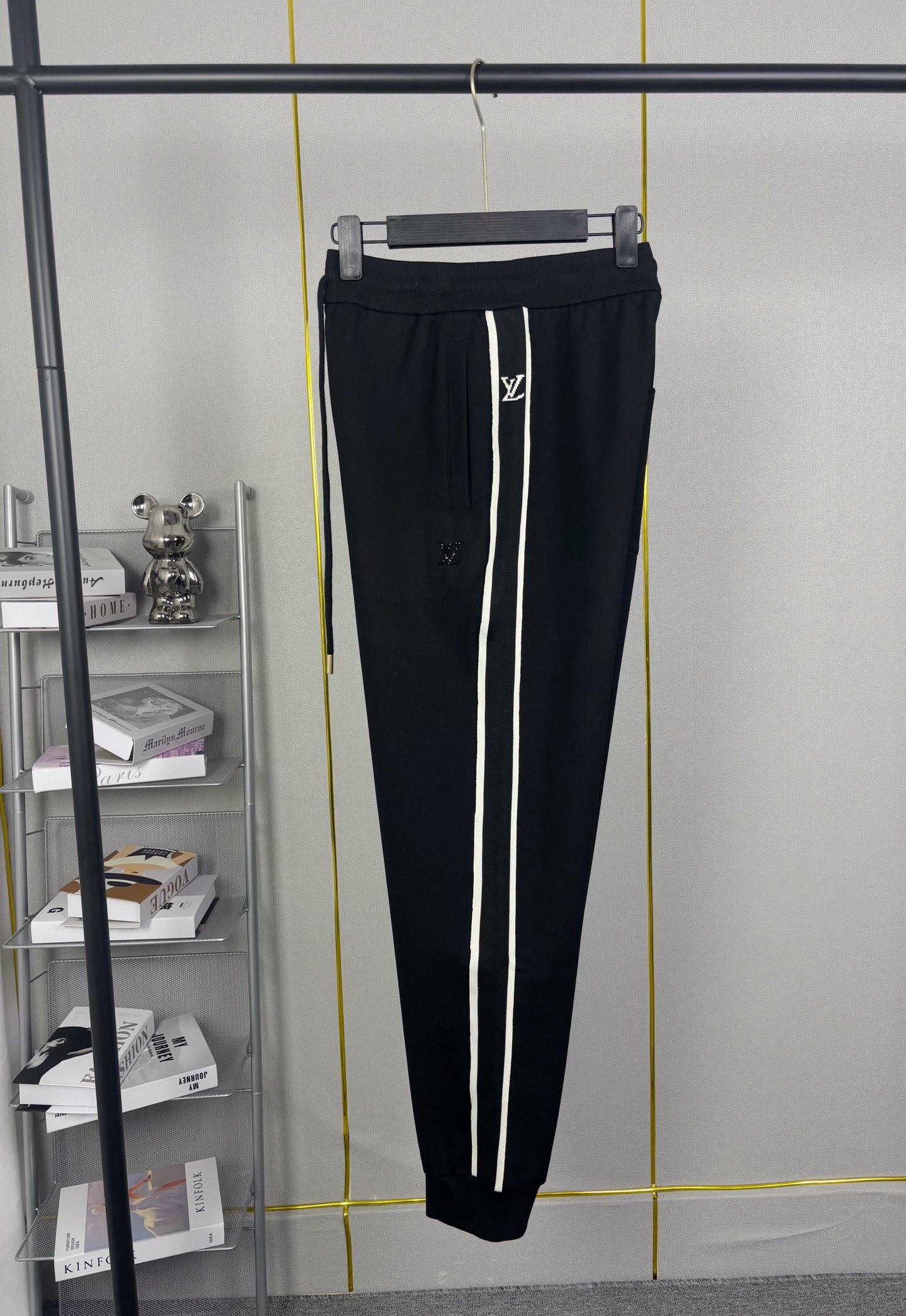 外套💰195 裤子💰165
路易威登/LV家定制面料套装👍
串珠绣标字母LOGO小标手袖织带拼接工艺
官方同步 高版本 高品质
时尚个性 百搭潮流
纯原品质 原版面料
定织定染,棉质针织面料,立领拉链门襟,标志字母Logo镶嵌工艺,肩袖拼接织带,宽松剪裁,休闲百搭。
定织定染,棉质针织面料,松紧弹力抽绳腰部,侧边插手袋,标志字母Logo镶嵌工艺,裤侧拼接织带,后臀贴布口袋,罗纹束口。
吊牌 领标 水洗麦 三标齐全
外套尺码
尺码 衣长 胸围 袖长 推荐体重
S 69.5 114 76 100-120斤
M 71 118 78 120-140斤
L 72.5 122 80 140-160斤
XL 74 126 82 160-180斤
XX L 75.5 130 84 200斤左右
裤子尺码⬇️
尺码 裤长 腰围 臀围 推荐体重
S 98 74 96 100-120斤
M 100 78 100 120-140斤
L 102 82 104 140-160斤
XL 104 86 108 160-180斤
XX L 106 90 112 200斤左右