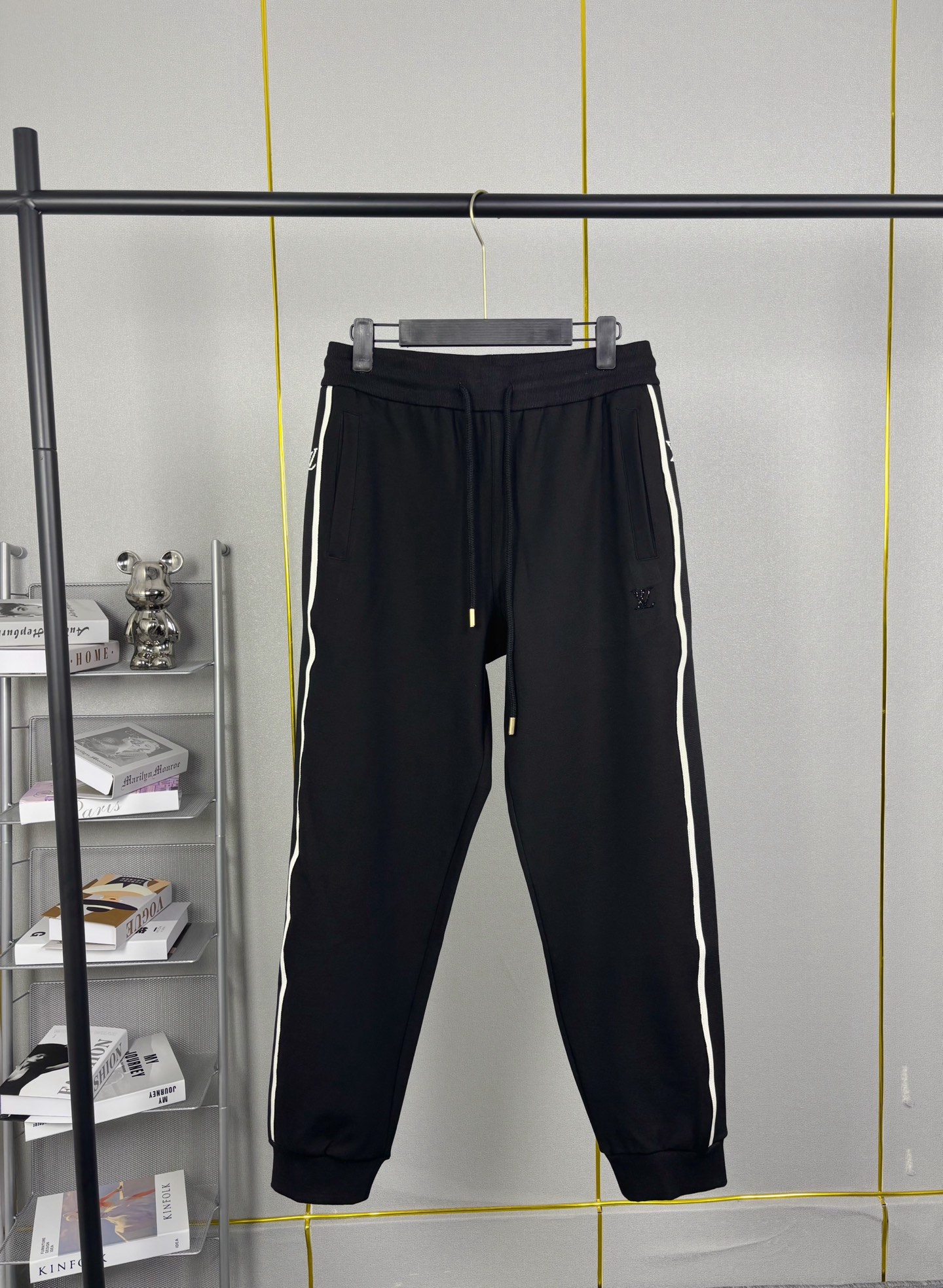 外套💰195 裤子💰165
路易威登/LV家定制面料套装👍
串珠绣标字母LOGO小标手袖织带拼接工艺
官方同步 高版本 高品质
时尚个性 百搭潮流
纯原品质 原版面料
定织定染,棉质针织面料,立领拉链门襟,标志字母Logo镶嵌工艺,肩袖拼接织带,宽松剪裁,休闲百搭。
定织定染,棉质针织面料,松紧弹力抽绳腰部,侧边插手袋,标志字母Logo镶嵌工艺,裤侧拼接织带,后臀贴布口袋,罗纹束口。
吊牌 领标 水洗麦 三标齐全
外套尺码
尺码 衣长 胸围 袖长 推荐体重
S 69.5 114 76 100-120斤
M 71 118 78 120-140斤
L 72.5 122 80 140-160斤
XL 74 126 82 160-180斤
XX L 75.5 130 84 200斤左右
裤子尺码⬇️
尺码 裤长 腰围 臀围 推荐体重
S 98 74 96 100-120斤
M 100 78 100 120-140斤
L 102 82 104 140-160斤
XL 104 86 108 160-180斤
XX L 106 90 112 200斤左右