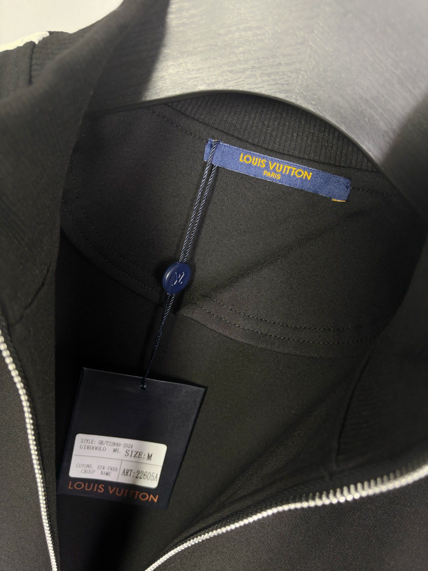 外套💰195 裤子💰165
路易威登/LV家定制面料套装👍
串珠绣标字母LOGO小标手袖织带拼接工艺
官方同步 高版本 高品质
时尚个性 百搭潮流
纯原品质 原版面料
定织定染,棉质针织面料,立领拉链门襟,标志字母Logo镶嵌工艺,肩袖拼接织带,宽松剪裁,休闲百搭。
定织定染,棉质针织面料,松紧弹力抽绳腰部,侧边插手袋,标志字母Logo镶嵌工艺,裤侧拼接织带,后臀贴布口袋,罗纹束口。
吊牌 领标 水洗麦 三标齐全
外套尺码
尺码 衣长 胸围 袖长 推荐体重
S 69.5 114 76 100-120斤
M 71 118 78 120-140斤
L 72.5 122 80 140-160斤
XL 74 126 82 160-180斤
XX L 75.5 130 84 200斤左右
裤子尺码⬇️
尺码 裤长 腰围 臀围 推荐体重
S 98 74 96 100-120斤
M 100 78 100 120-140斤
L 102 82 104 140-160斤
XL 104 86 108 160-180斤
XX L 106 90 112 200斤左右