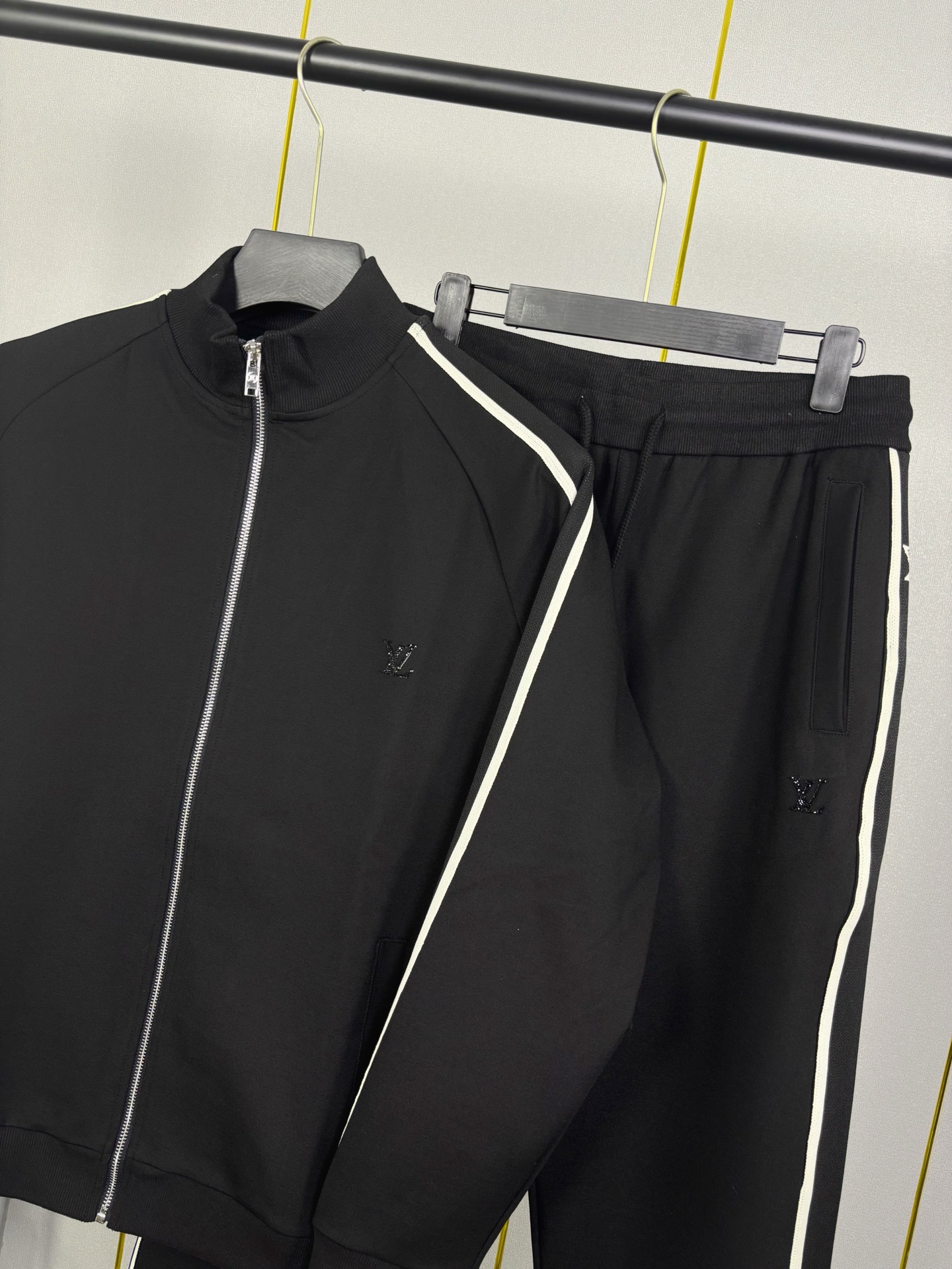 外套💰195 裤子💰165
路易威登/LV家定制面料套装👍
串珠绣标字母LOGO小标手袖织带拼接工艺
官方同步 高版本 高品质
时尚个性 百搭潮流
纯原品质 原版面料
定织定染,棉质针织面料,立领拉链门襟,标志字母Logo镶嵌工艺,肩袖拼接织带,宽松剪裁,休闲百搭。
定织定染,棉质针织面料,松紧弹力抽绳腰部,侧边插手袋,标志字母Logo镶嵌工艺,裤侧拼接织带,后臀贴布口袋,罗纹束口。
吊牌 领标 水洗麦 三标齐全
外套尺码
尺码 衣长 胸围 袖长 推荐体重
S 69.5 114 76 100-120斤
M 71 118 78 120-140斤
L 72.5 122 80 140-160斤
XL 74 126 82 160-180斤
XX L 75.5 130 84 200斤左右
裤子尺码⬇️
尺码 裤长 腰围 臀围 推荐体重
S 98 74 96 100-120斤
M 100 78 100 120-140斤
L 102 82 104 140-160斤
XL 104 86 108 160-180斤
XX L 106 90 112 200斤左右