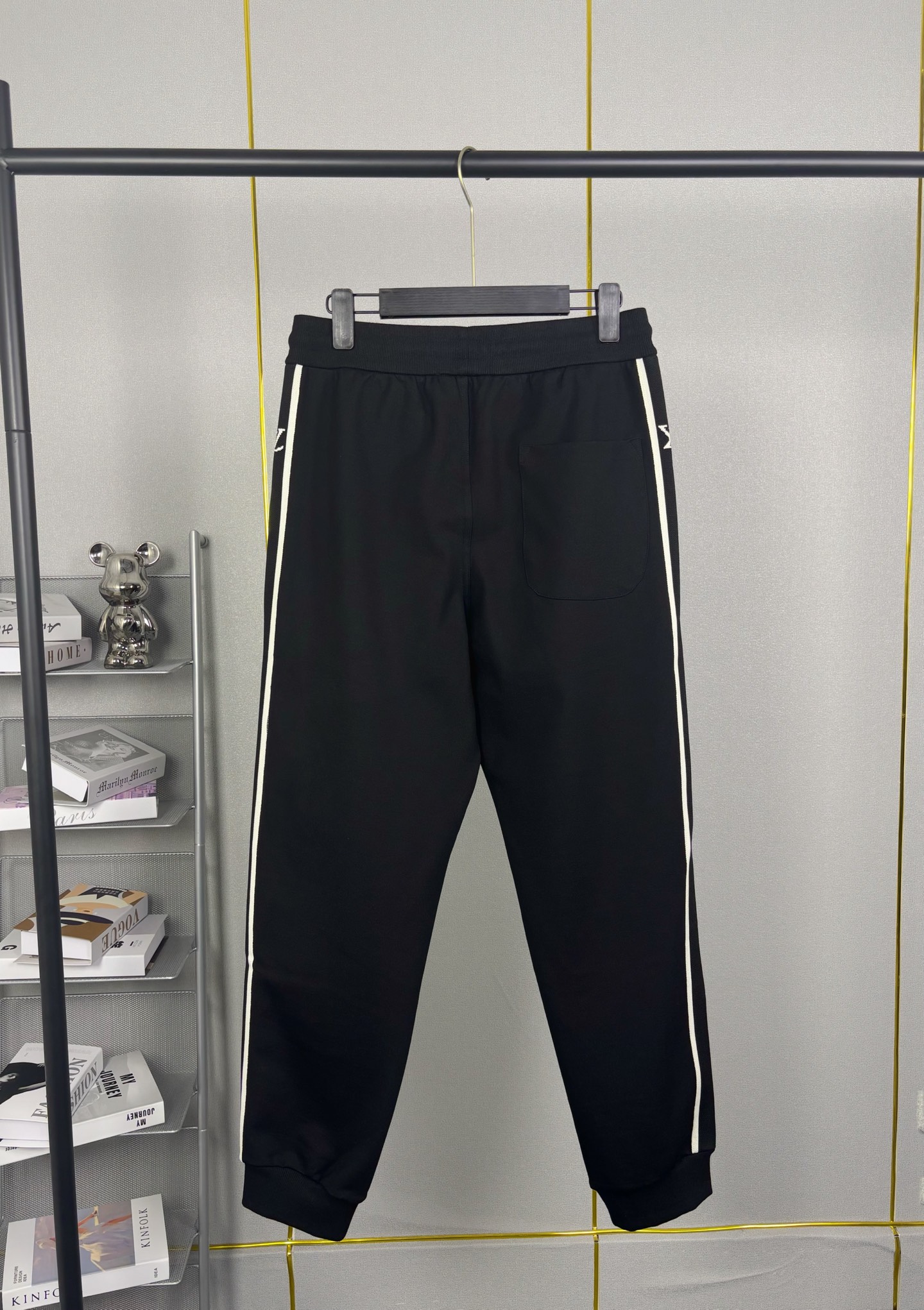 外套💰195 裤子💰165
路易威登/LV家定制面料套装👍
串珠绣标字母LOGO小标手袖织带拼接工艺
官方同步 高版本 高品质
时尚个性 百搭潮流
纯原品质 原版面料
定织定染,棉质针织面料,立领拉链门襟,标志字母Logo镶嵌工艺,肩袖拼接织带,宽松剪裁,休闲百搭。
定织定染,棉质针织面料,松紧弹力抽绳腰部,侧边插手袋,标志字母Logo镶嵌工艺,裤侧拼接织带,后臀贴布口袋,罗纹束口。
吊牌 领标 水洗麦 三标齐全
外套尺码
尺码 衣长 胸围 袖长 推荐体重
S 69.5 114 76 100-120斤
M 71 118 78 120-140斤
L 72.5 122 80 140-160斤
XL 74 126 82 160-180斤
XX L 75.5 130 84 200斤左右
裤子尺码⬇️
尺码 裤长 腰围 臀围 推荐体重
S 98 74 96 100-120斤
M 100 78 100 120-140斤
L 102 82 104 140-160斤
XL 104 86 108 160-180斤
XX L 106 90 112 200斤左右