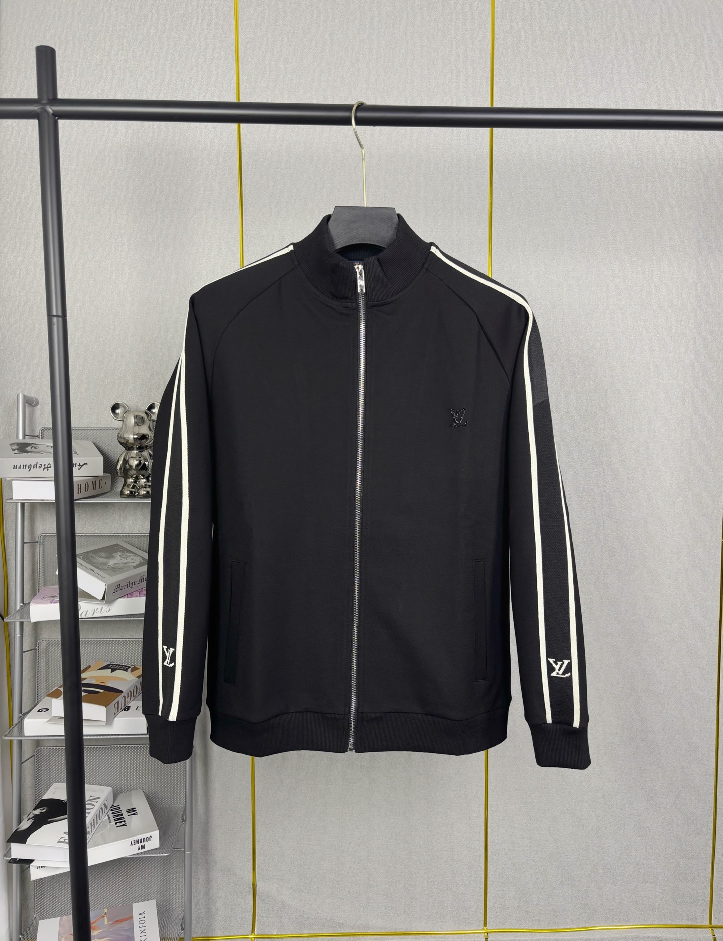 外套💰195 裤子💰165
路易威登/LV家定制面料套装👍
串珠绣标字母LOGO小标手袖织带拼接工艺
官方同步 高版本 高品质
时尚个性 百搭潮流
纯原品质 原版面料
定织定染,棉质针织面料,立领拉链门襟,标志字母Logo镶嵌工艺,肩袖拼接织带,宽松剪裁,休闲百搭。
定织定染,棉质针织面料,松紧弹力抽绳腰部,侧边插手袋,标志字母Logo镶嵌工艺,裤侧拼接织带,后臀贴布口袋,罗纹束口。
吊牌 领标 水洗麦 三标齐全
外套尺码
尺码 衣长 胸围 袖长 推荐体重
S 69.5 114 76 100-120斤
M 71 118 78 120-140斤
L 72.5 122 80 140-160斤
XL 74 126 82 160-180斤
XX L 75.5 130 84 200斤左右
裤子尺码⬇️
尺码 裤长 腰围 臀围 推荐体重
S 98 74 96 100-120斤
M 100 78 100 120-140斤
L 102 82 104 140-160斤
XL 104 86 108 160-180斤
XX L 106 90 112 200斤左右