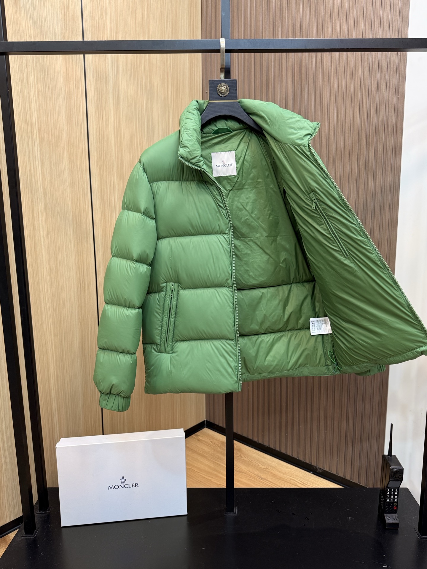  💰425
爆款🔥秋冬新款🆕羽绒服 原版1:1订制五金配件全进口原版定制 欢迎专柜对比 绝对的高品质 采用顶级90白鹅绒 超柔软 充羽量蓬松饱满 超级重工 面料做工杠杠的👍版型完美 注意⚠面料超舒服 独家款 非市场货 男女同款尺码码数。727