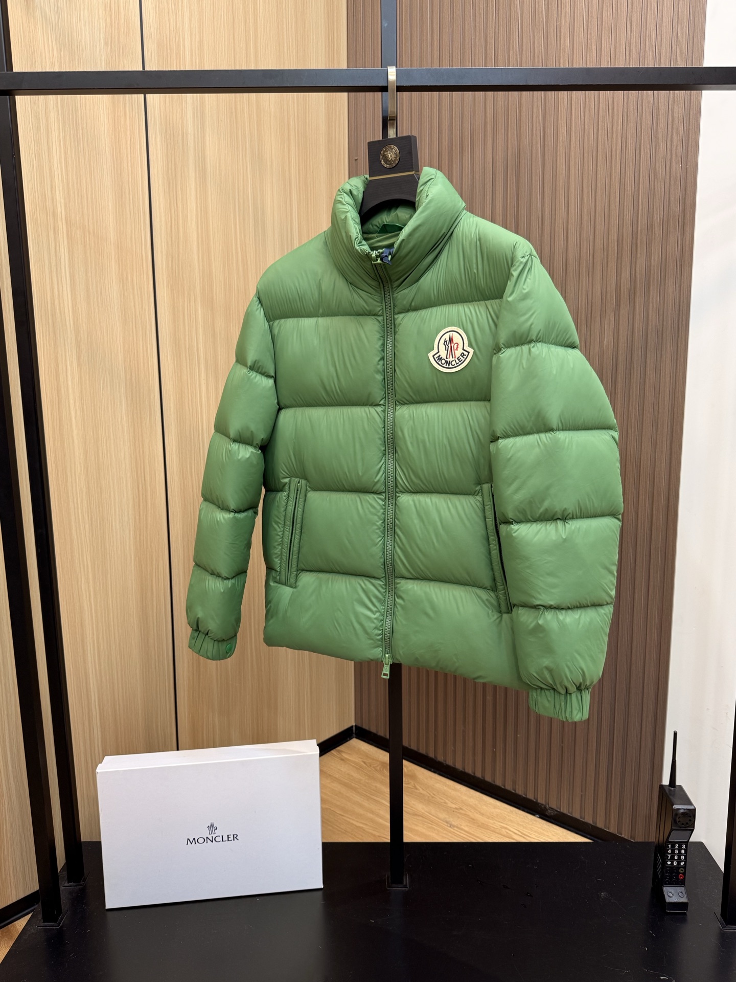  💰425
爆款🔥秋冬新款🆕羽绒服 原版1:1订制五金配件全进口原版定制 欢迎专柜对比 绝对的高品质 采用顶级90白鹅绒 超柔软 充羽量蓬松饱满 超级重工 面料做工杠杠的👍版型完美 注意⚠面料超舒服 独家款 非市场货 男女同款尺码码数。727