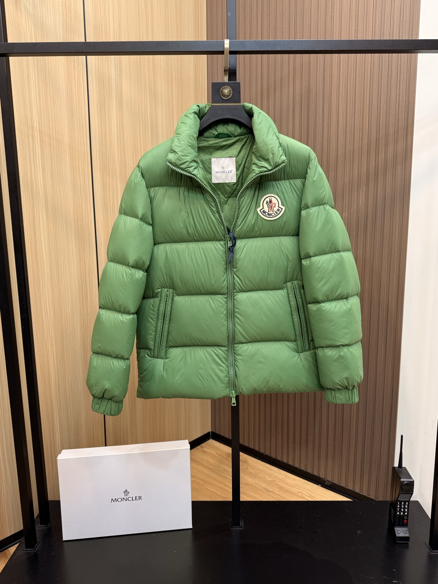  💰425
爆款🔥秋冬新款🆕羽绒服 原版1:1订制五金配件全进口原版定制 欢迎专柜对比 绝对的高品质 采用顶级90白鹅绒 超柔软 充羽量蓬松饱满 超级重工 面料做工杠杠的👍版型完美 注意⚠面料超舒服 独家款 非市场货 男女同款尺码码数。727