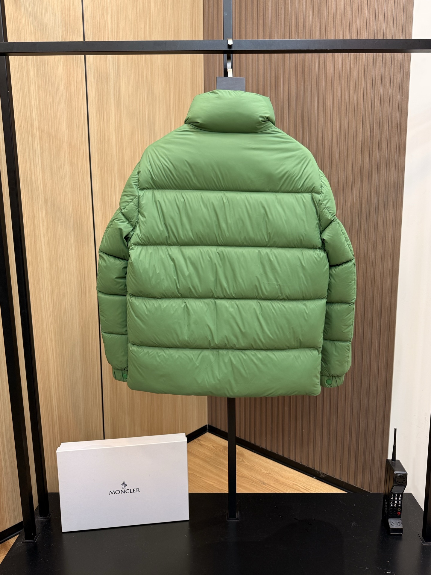  💰425
爆款🔥秋冬新款🆕羽绒服 原版1:1订制五金配件全进口原版定制 欢迎专柜对比 绝对的高品质 采用顶级90白鹅绒 超柔软 充羽量蓬松饱满 超级重工 面料做工杠杠的👍版型完美 注意⚠面料超舒服 独家款 非市场货 男女同款尺码码数。727