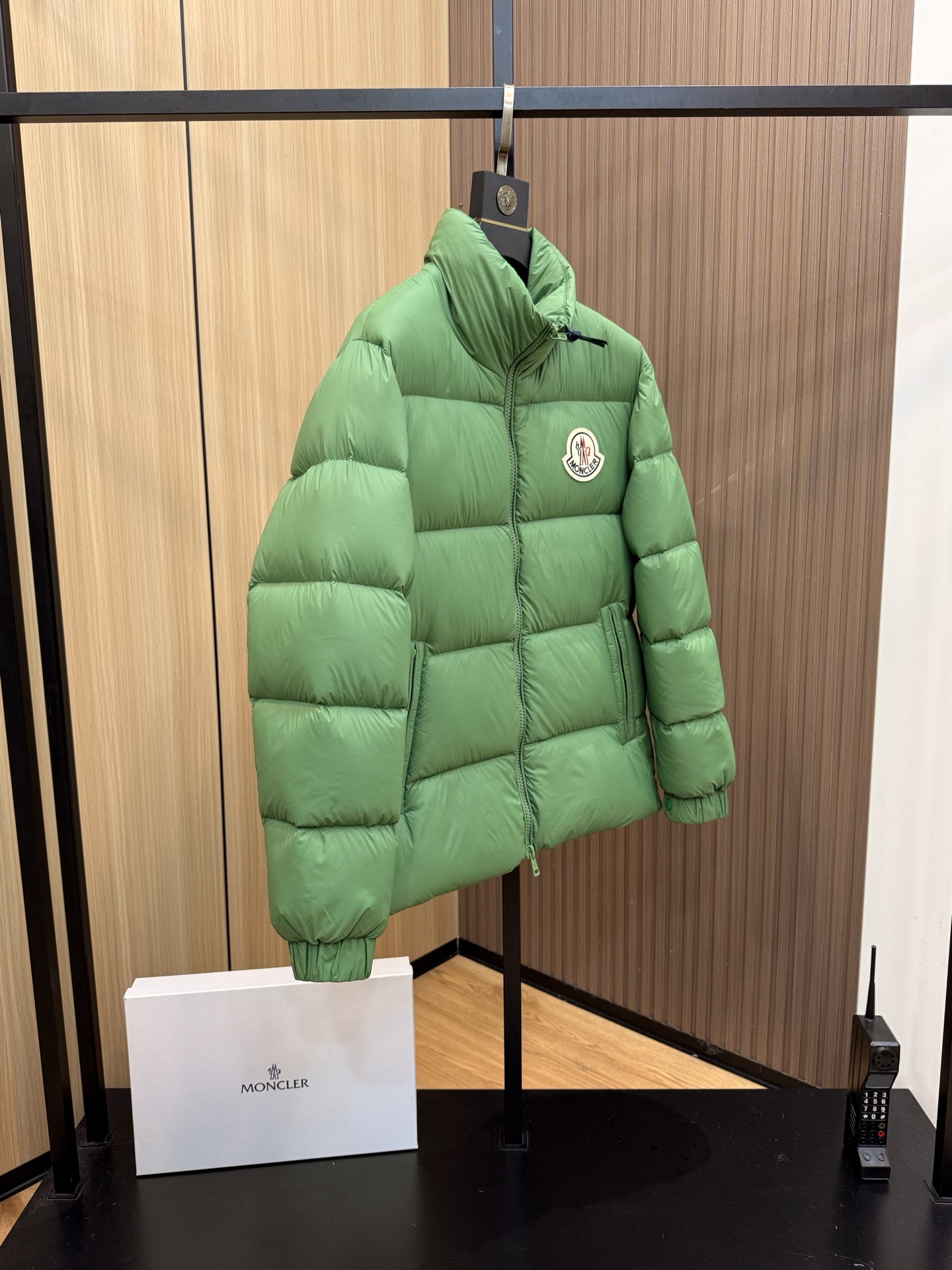  💰425
爆款🔥秋冬新款🆕羽绒服 原版1:1订制五金配件全进口原版定制 欢迎专柜对比 绝对的高品质 采用顶级90白鹅绒 超柔软 充羽量蓬松饱满 超级重工 面料做工杠杠的👍版型完美 注意⚠面料超舒服 独家款 非市场货 男女同款尺码码数。727
