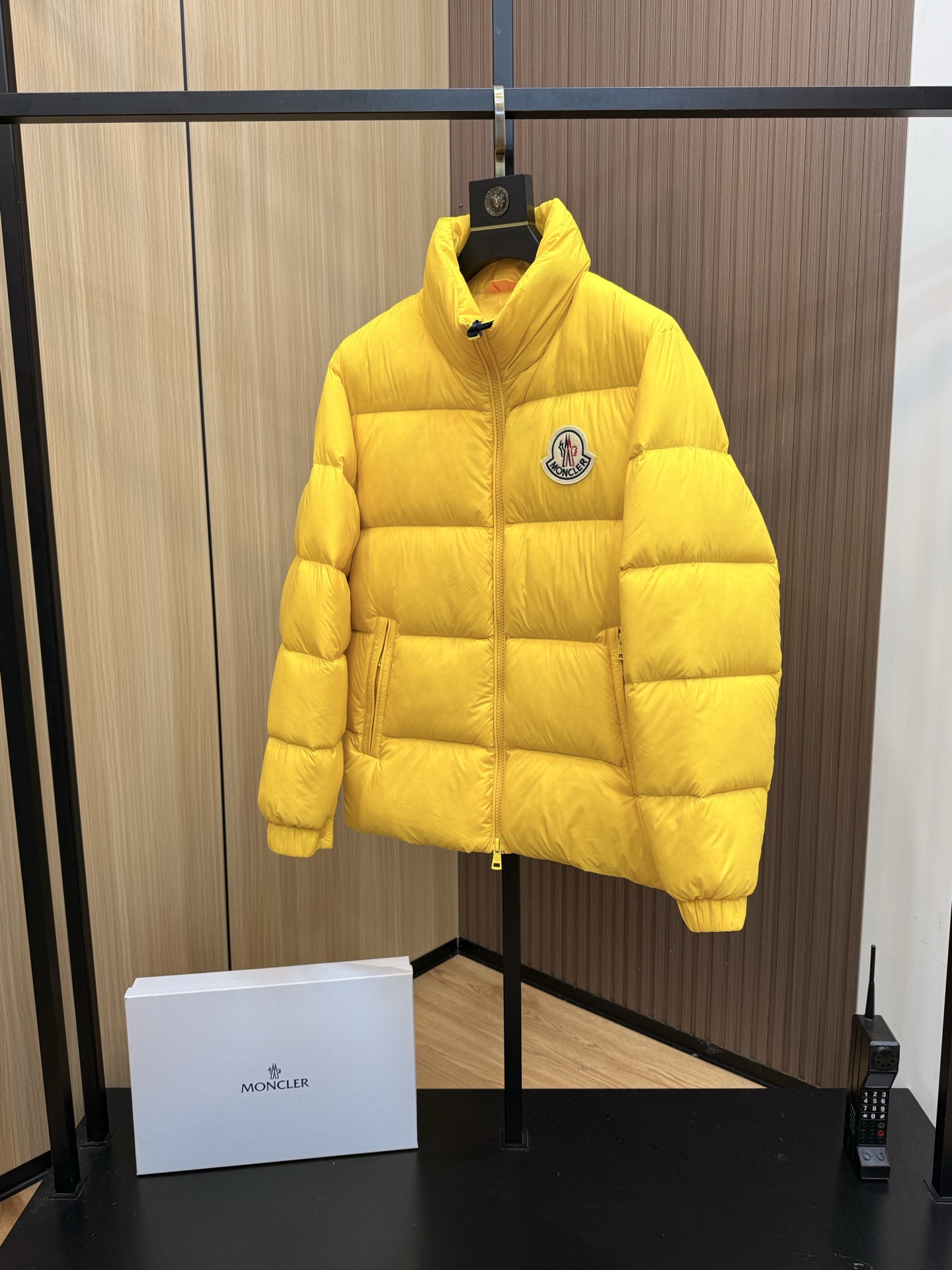  💰425爆款🔥秋冬新款🆕羽绒服 原版1:1订制五金配件全进口原版定制 欢迎专柜对比 绝对的高品质 采用顶级90白鹅绒 超柔软 充羽量蓬松饱满 超级重工 面料做工杠杠的👍版型完美 注意⚠面料超舒服 独家款 非市场货 男女同款尺码码数。727