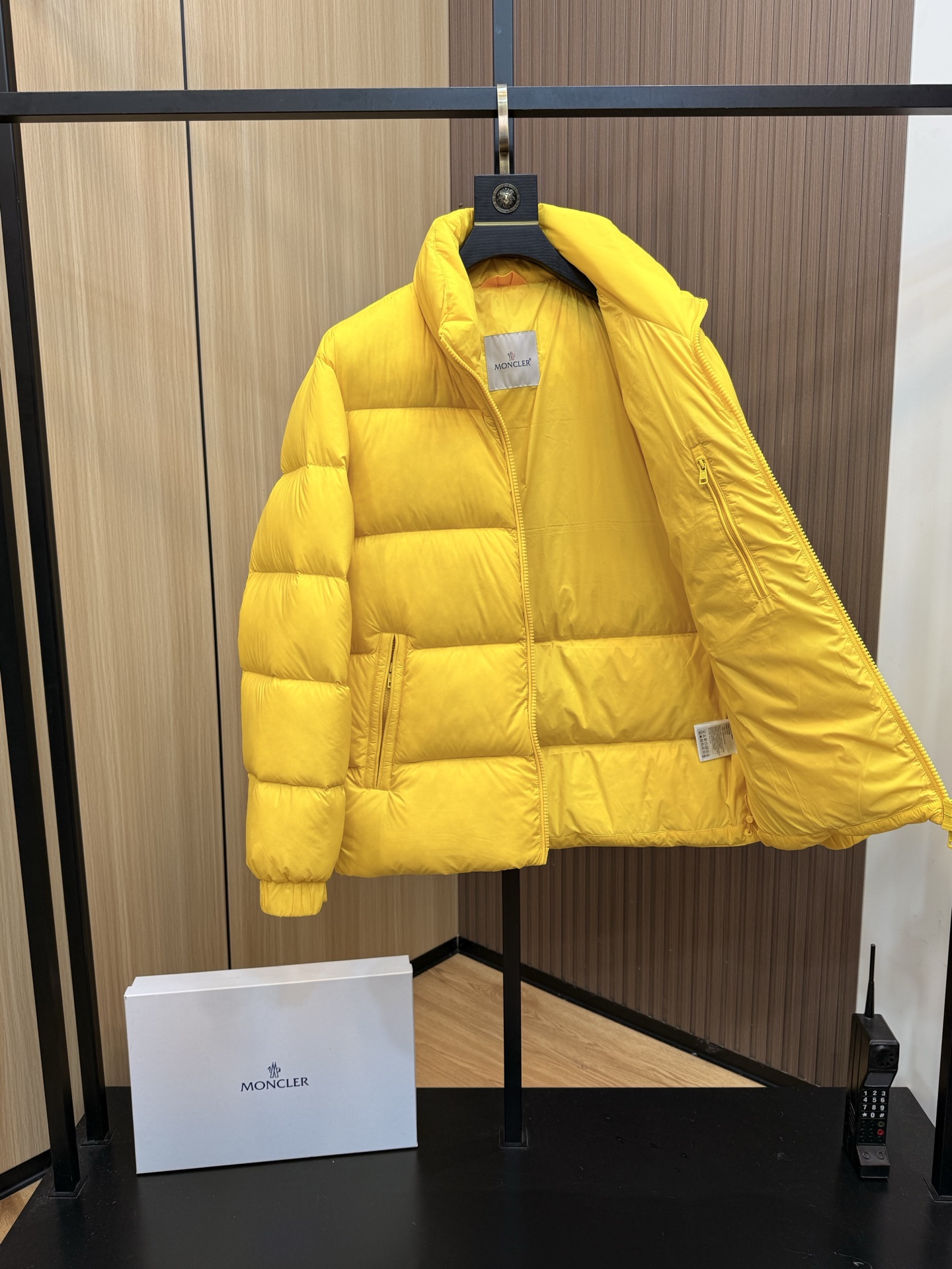  💰425爆款🔥秋冬新款🆕羽绒服 原版1:1订制五金配件全进口原版定制 欢迎专柜对比 绝对的高品质 采用顶级90白鹅绒 超柔软 充羽量蓬松饱满 超级重工 面料做工杠杠的👍版型完美 注意⚠面料超舒服 独家款 非市场货 男女同款尺码码数。727
