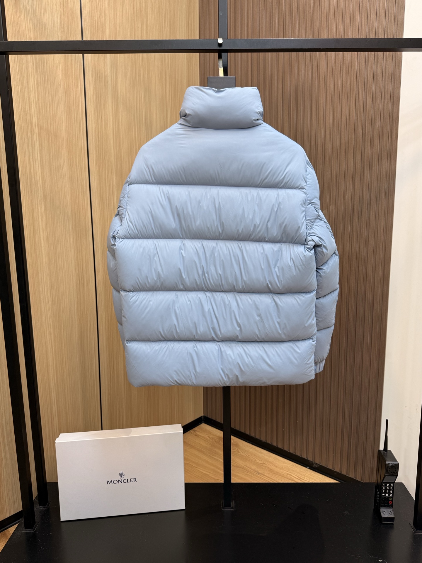  💰425
爆款🔥秋冬新款🆕羽绒服 原版1:1订制五金配件全进口原版定制 欢迎专柜对比 绝对的高品质 采用顶级90白鹅绒 超柔软 充羽量蓬松饱满 超级重工 面料做工杠杠的👍版型完美 注意⚠面料超舒服 独家款 非市场货 男女同款尺码码数。727