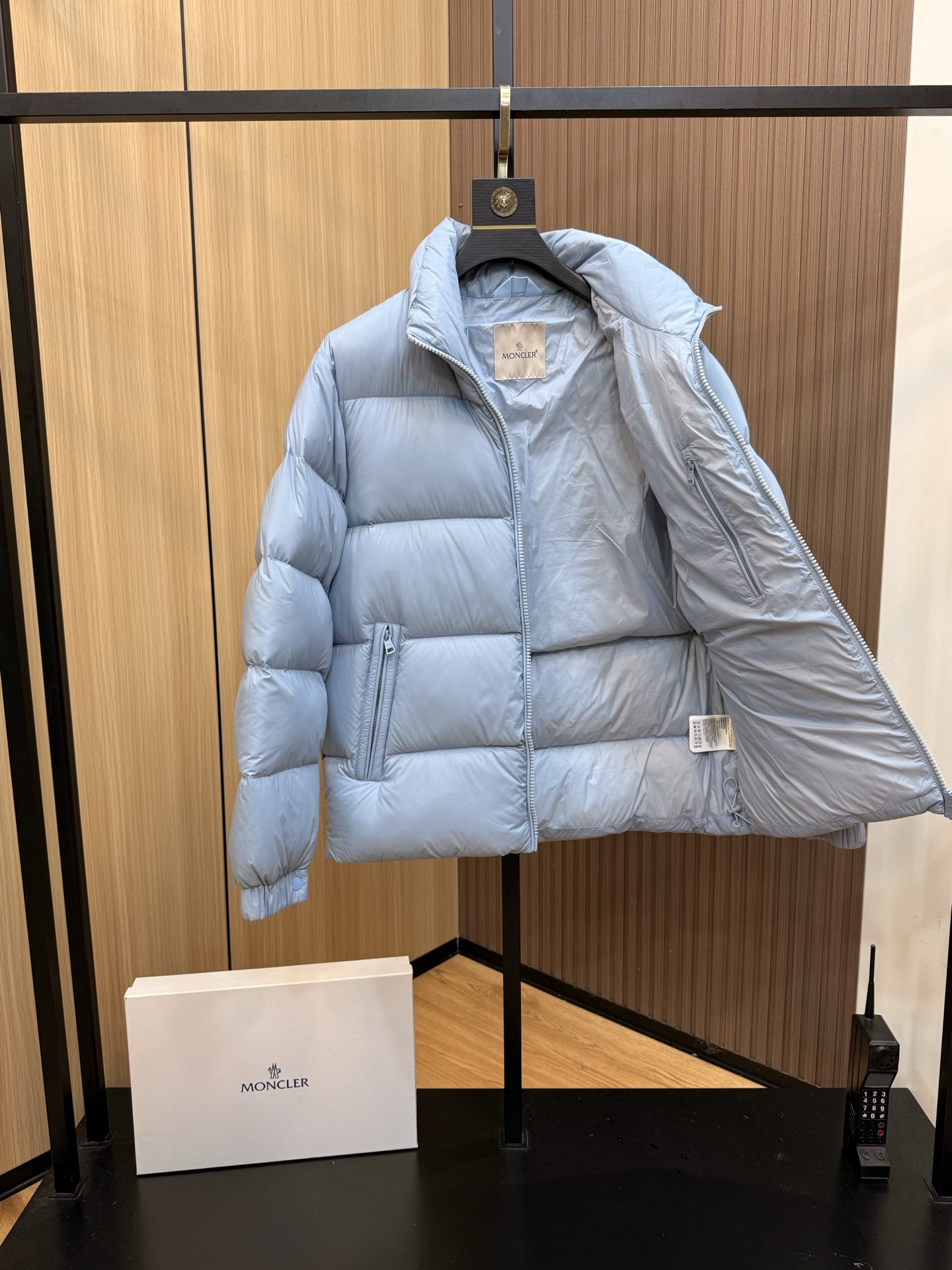  💰425
爆款🔥秋冬新款🆕羽绒服 原版1:1订制五金配件全进口原版定制 欢迎专柜对比 绝对的高品质 采用顶级90白鹅绒 超柔软 充羽量蓬松饱满 超级重工 面料做工杠杠的👍版型完美 注意⚠面料超舒服 独家款 非市场货 男女同款尺码码数。727