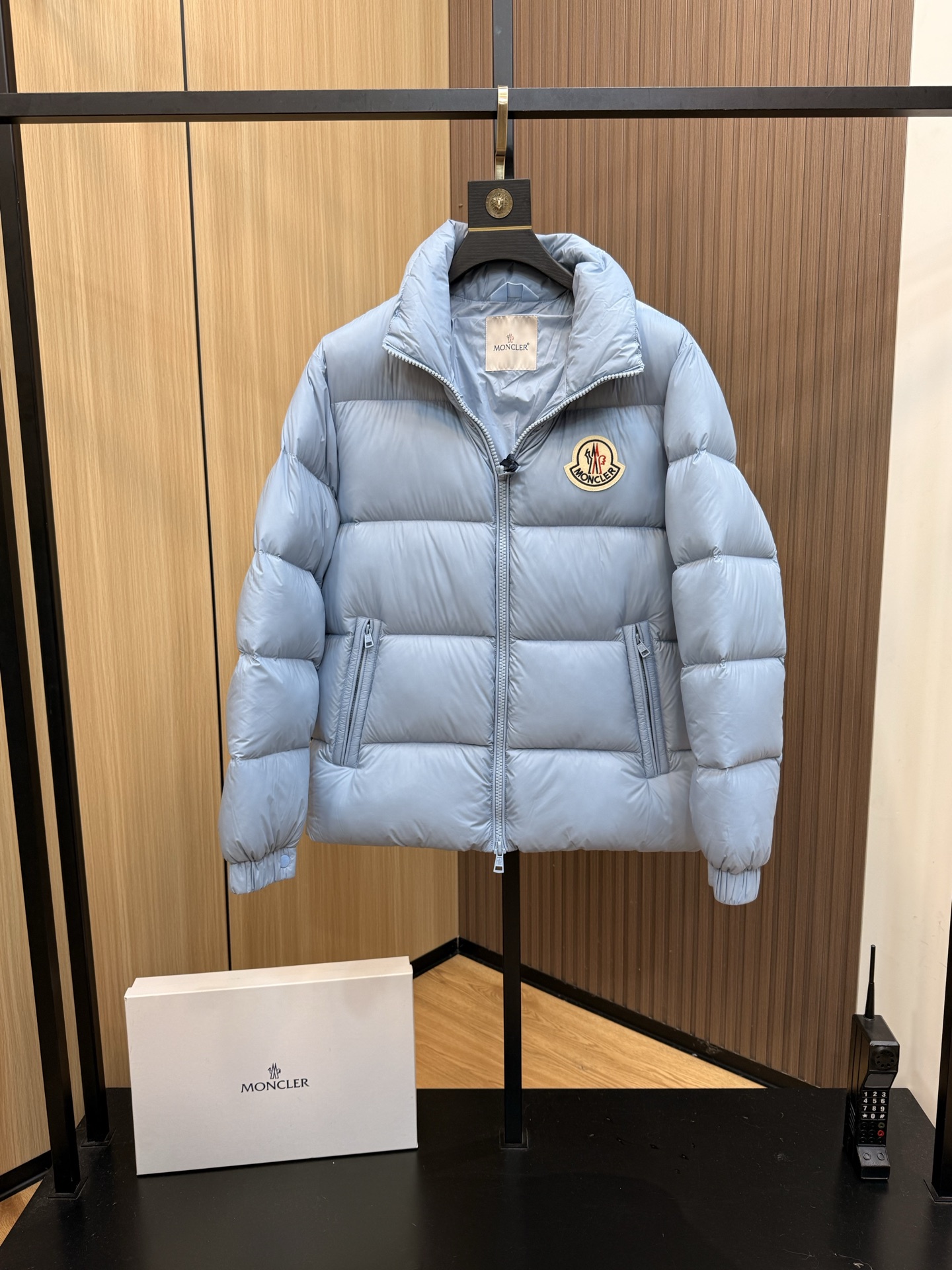  💰425
爆款🔥秋冬新款🆕羽绒服 原版1:1订制五金配件全进口原版定制 欢迎专柜对比 绝对的高品质 采用顶级90白鹅绒 超柔软 充羽量蓬松饱满 超级重工 面料做工杠杠的👍版型完美 注意⚠面料超舒服 独家款 非市场货 男女同款尺码码数。727
