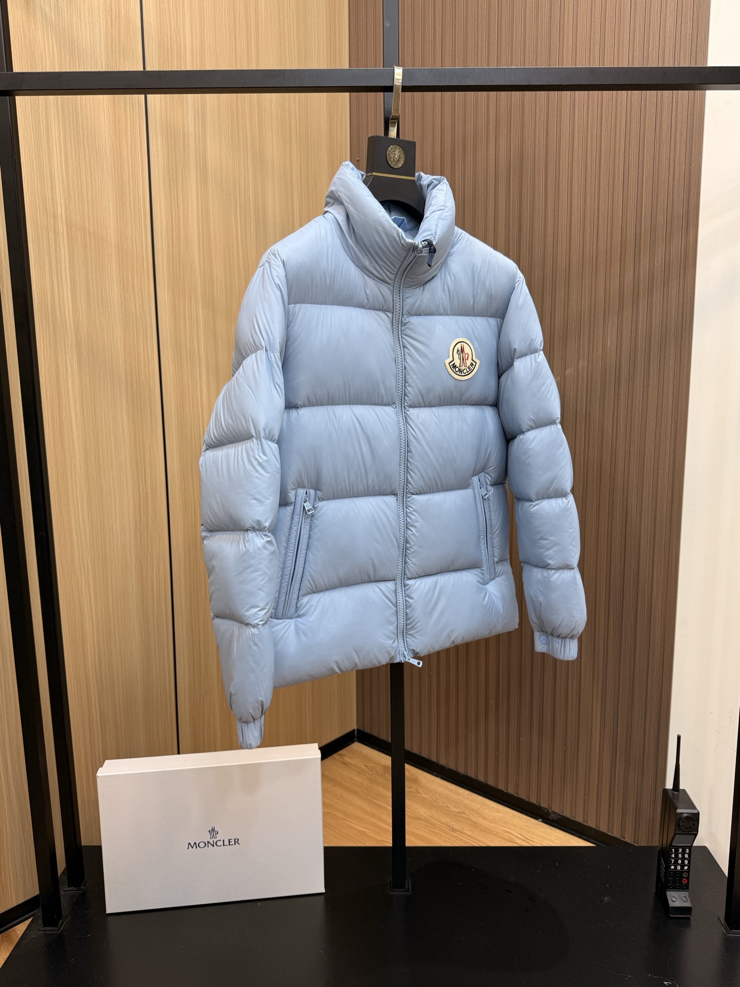  💰425
爆款🔥秋冬新款🆕羽绒服 原版1:1订制五金配件全进口原版定制 欢迎专柜对比 绝对的高品质 采用顶级90白鹅绒 超柔软 充羽量蓬松饱满 超级重工 面料做工杠杠的👍版型完美 注意⚠面料超舒服 独家款 非市场货 男女同款尺码码数。727