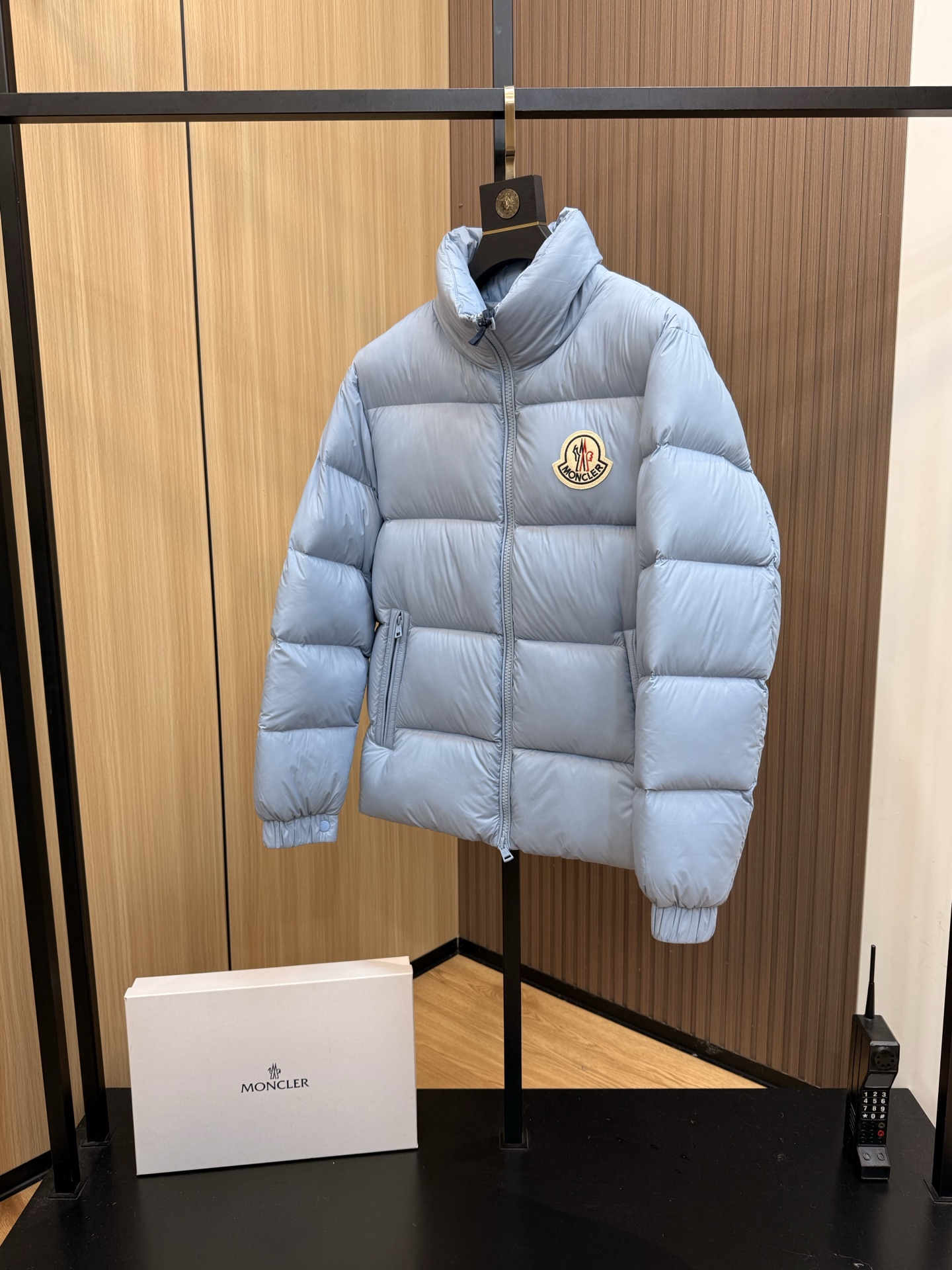  💰425
爆款🔥秋冬新款🆕羽绒服 原版1:1订制五金配件全进口原版定制 欢迎专柜对比 绝对的高品质 采用顶级90白鹅绒 超柔软 充羽量蓬松饱满 超级重工 面料做工杠杠的👍版型完美 注意⚠面料超舒服 独家款 非市场货 男女同款尺码码数。727