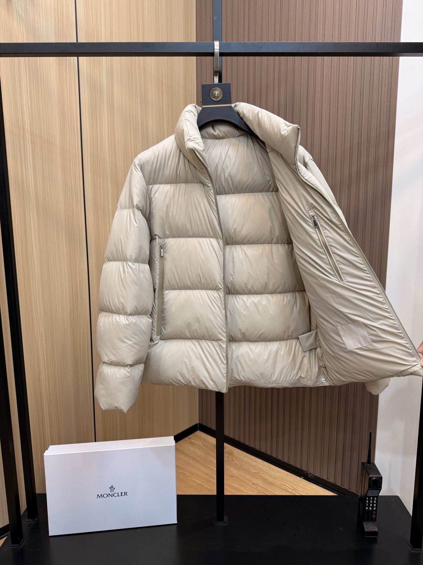  💰485
爆款🔥1930秋冬新款🆕羽绒服 原版1:1订制五金配件全进口原版定制 欢迎专柜对比 绝对的高品质 采用顶级90白鹅绒 超柔软 充羽量蓬松饱满 超级重工 面料做工杠杠的👍版型完美 注意⚠面料超舒服 独家款 非市场货 男女同款尺码码数。8069