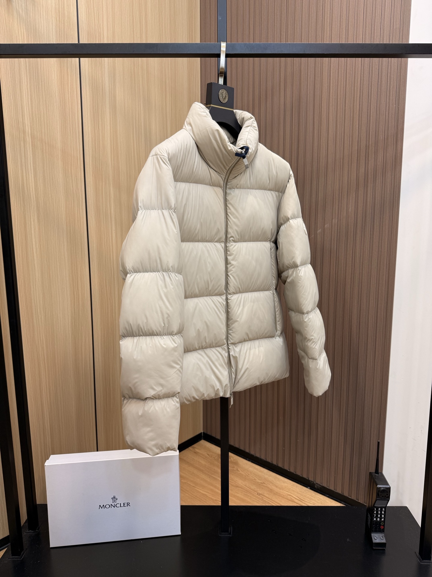  💰485
爆款🔥1930秋冬新款🆕羽绒服 原版1:1订制五金配件全进口原版定制 欢迎专柜对比 绝对的高品质 采用顶级90白鹅绒 超柔软 充羽量蓬松饱满 超级重工 面料做工杠杠的👍版型完美 注意⚠面料超舒服 独家款 非市场货 男女同款尺码码数。8069