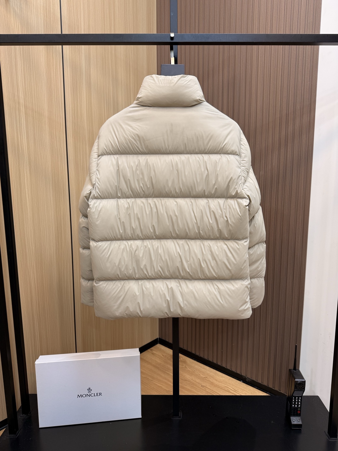  💰485
爆款🔥1930秋冬新款🆕羽绒服 原版1:1订制五金配件全进口原版定制 欢迎专柜对比 绝对的高品质 采用顶级90白鹅绒 超柔软 充羽量蓬松饱满 超级重工 面料做工杠杠的👍版型完美 注意⚠面料超舒服 独家款 非市场货 男女同款尺码码数。8069