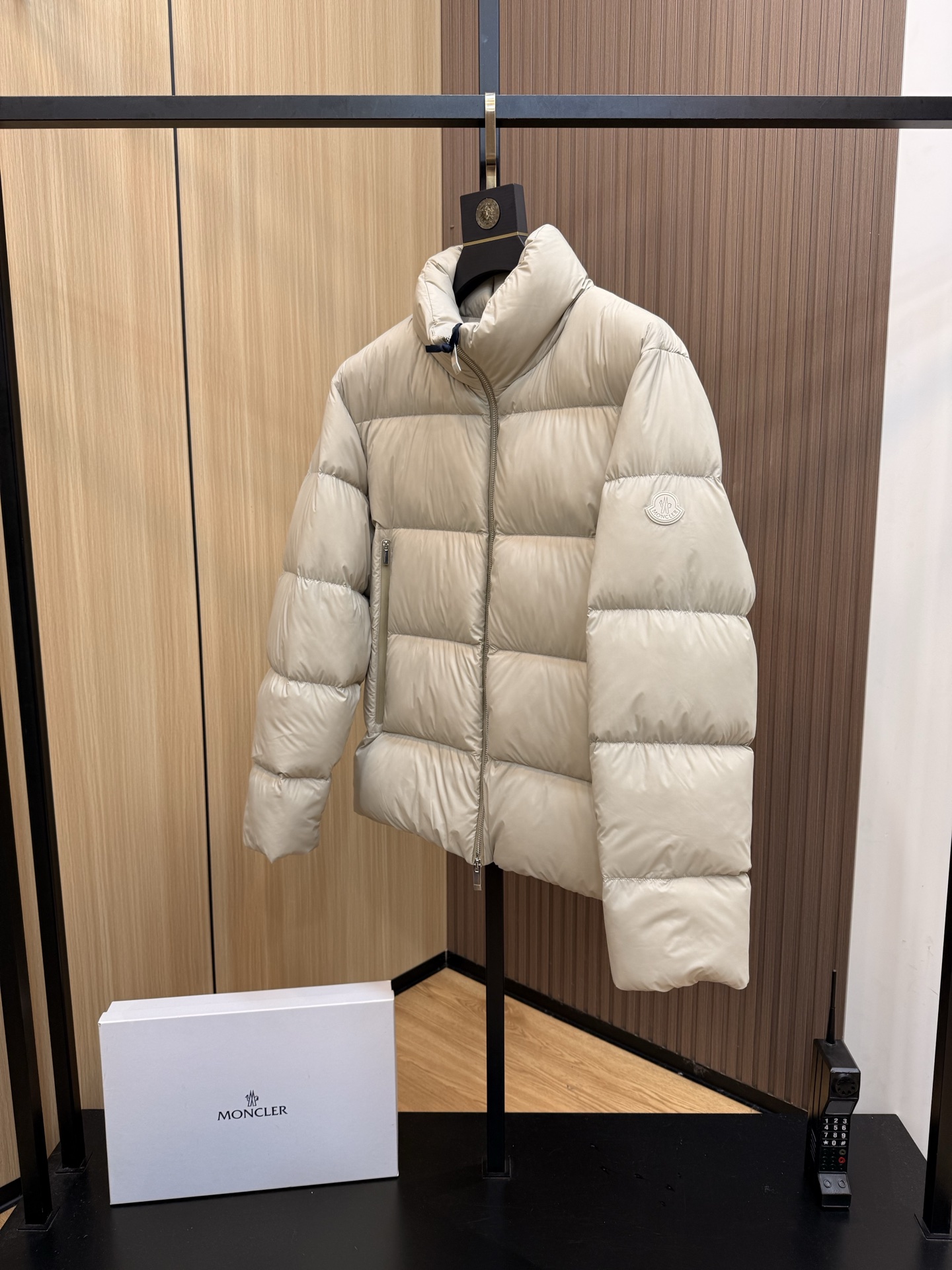  💰485
爆款🔥1930秋冬新款🆕羽绒服 原版1:1订制五金配件全进口原版定制 欢迎专柜对比 绝对的高品质 采用顶级90白鹅绒 超柔软 充羽量蓬松饱满 超级重工 面料做工杠杠的👍版型完美 注意⚠面料超舒服 独家款 非市场货 男女同款尺码码数。8069