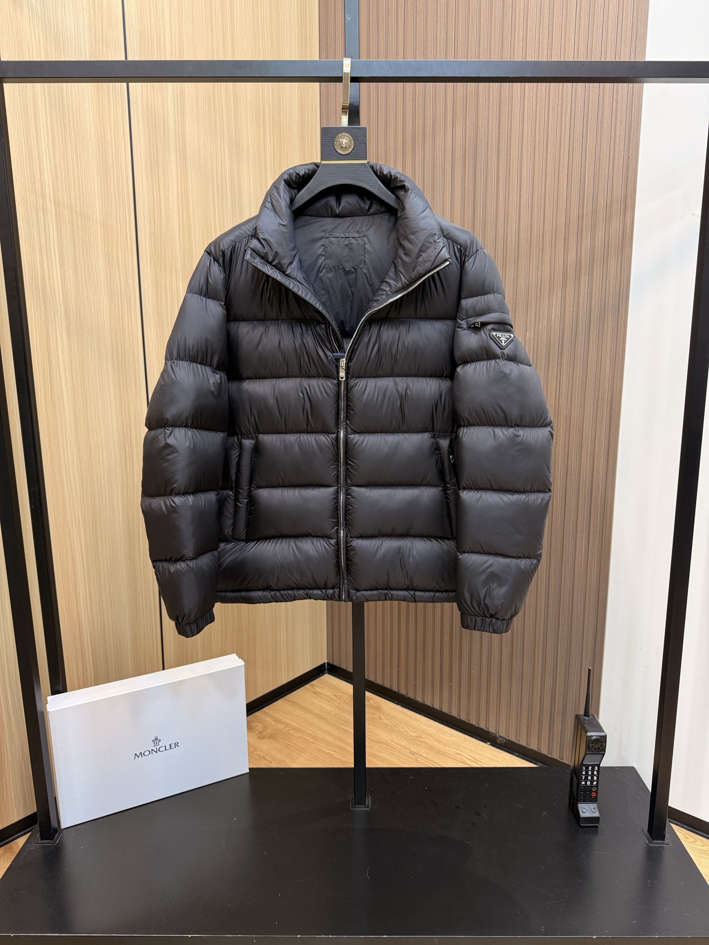  💰445
爆款🔥秋冬新款🆕羽绒服 原版1:1订制五金配件全进口原版定制 欢迎专柜对比 绝对的高品质 采用顶级90白鹅绒 超柔软 充羽量蓬松饱满 超级重工 面料做工杠杠的👍版型完美 注意⚠面料超舒服 独家款 非市场货 男女同款尺码码数。8026