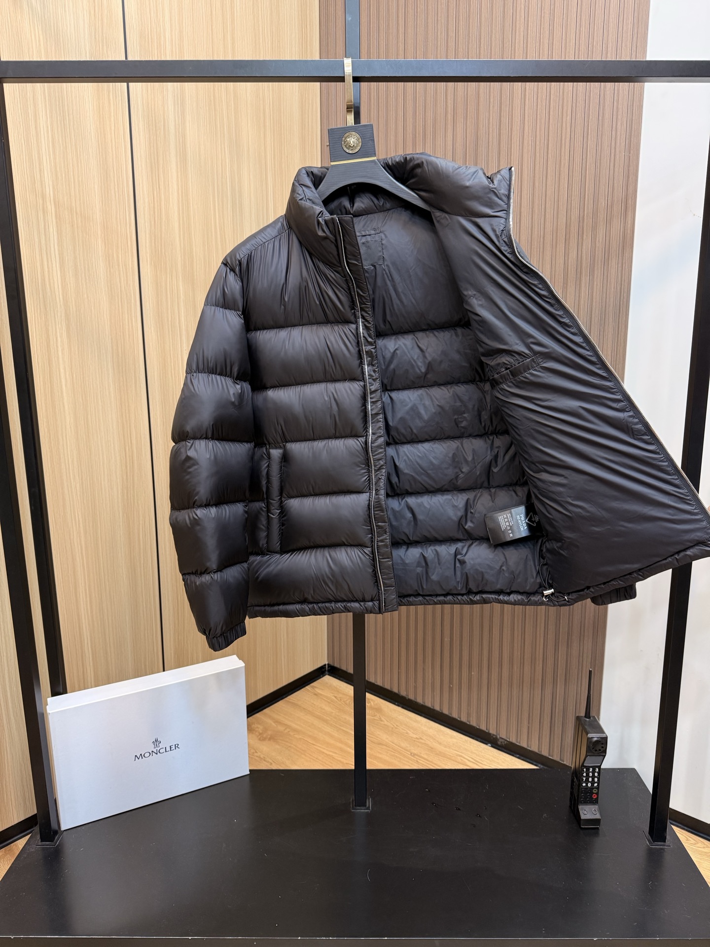  💰445
爆款🔥秋冬新款🆕羽绒服 原版1:1订制五金配件全进口原版定制 欢迎专柜对比 绝对的高品质 采用顶级90白鹅绒 超柔软 充羽量蓬松饱满 超级重工 面料做工杠杠的👍版型完美 注意⚠面料超舒服 独家款 非市场货 男女同款尺码码数。8026