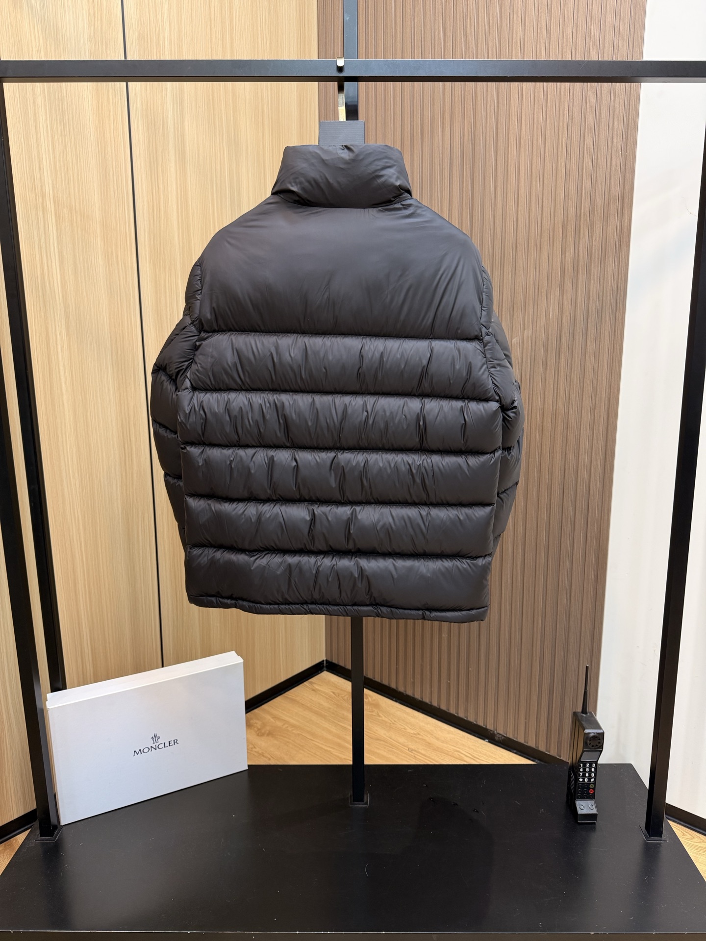  💰445
爆款🔥秋冬新款🆕羽绒服 原版1:1订制五金配件全进口原版定制 欢迎专柜对比 绝对的高品质 采用顶级90白鹅绒 超柔软 充羽量蓬松饱满 超级重工 面料做工杠杠的👍版型完美 注意⚠面料超舒服 独家款 非市场货 男女同款尺码码数。8026