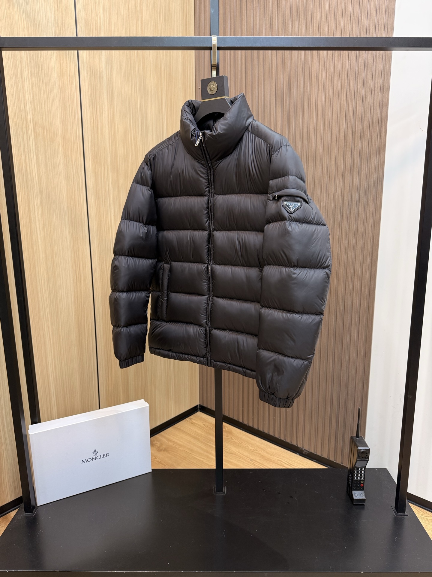  💰445
爆款🔥秋冬新款🆕羽绒服 原版1:1订制五金配件全进口原版定制 欢迎专柜对比 绝对的高品质 采用顶级90白鹅绒 超柔软 充羽量蓬松饱满 超级重工 面料做工杠杠的👍版型完美 注意⚠面料超舒服 独家款 非市场货 男女同款尺码码数。8026