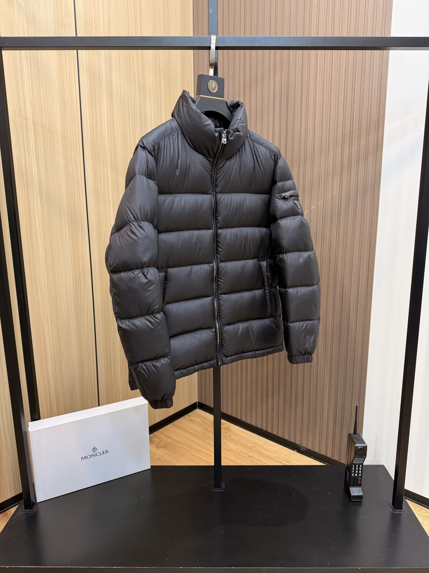  💰445
爆款🔥秋冬新款🆕羽绒服 原版1:1订制五金配件全进口原版定制 欢迎专柜对比 绝对的高品质 采用顶级90白鹅绒 超柔软 充羽量蓬松饱满 超级重工 面料做工杠杠的👍版型完美 注意⚠面料超舒服 独家款 非市场货 男女同款尺码码数。8026
