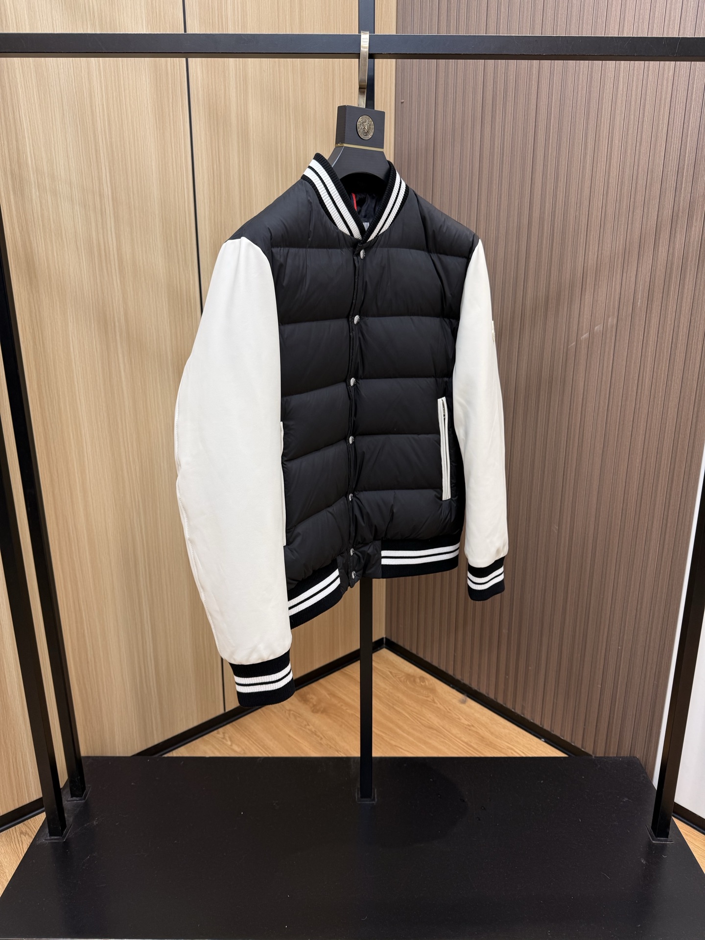 爆款🔥秋冬新款🆕羽绒服 原版1:1订制五金配件全进口原版定制 欢迎专柜对比 绝对的高品质 采用顶级90白