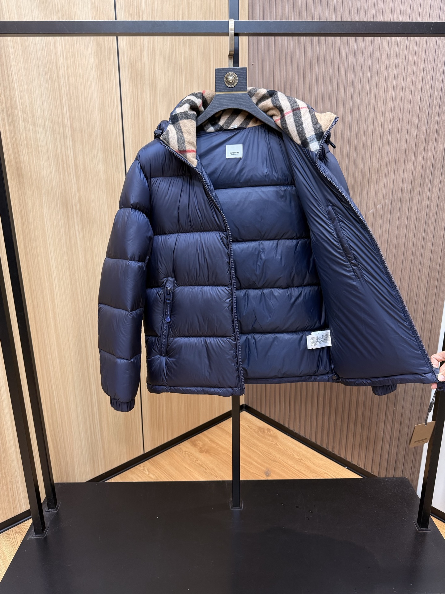 爆款🔥秋冬新款🆕羽绒服 原版1:1订制五金配件全进口原版定制 欢迎专柜对比 绝对的高品质 采用顶级90白