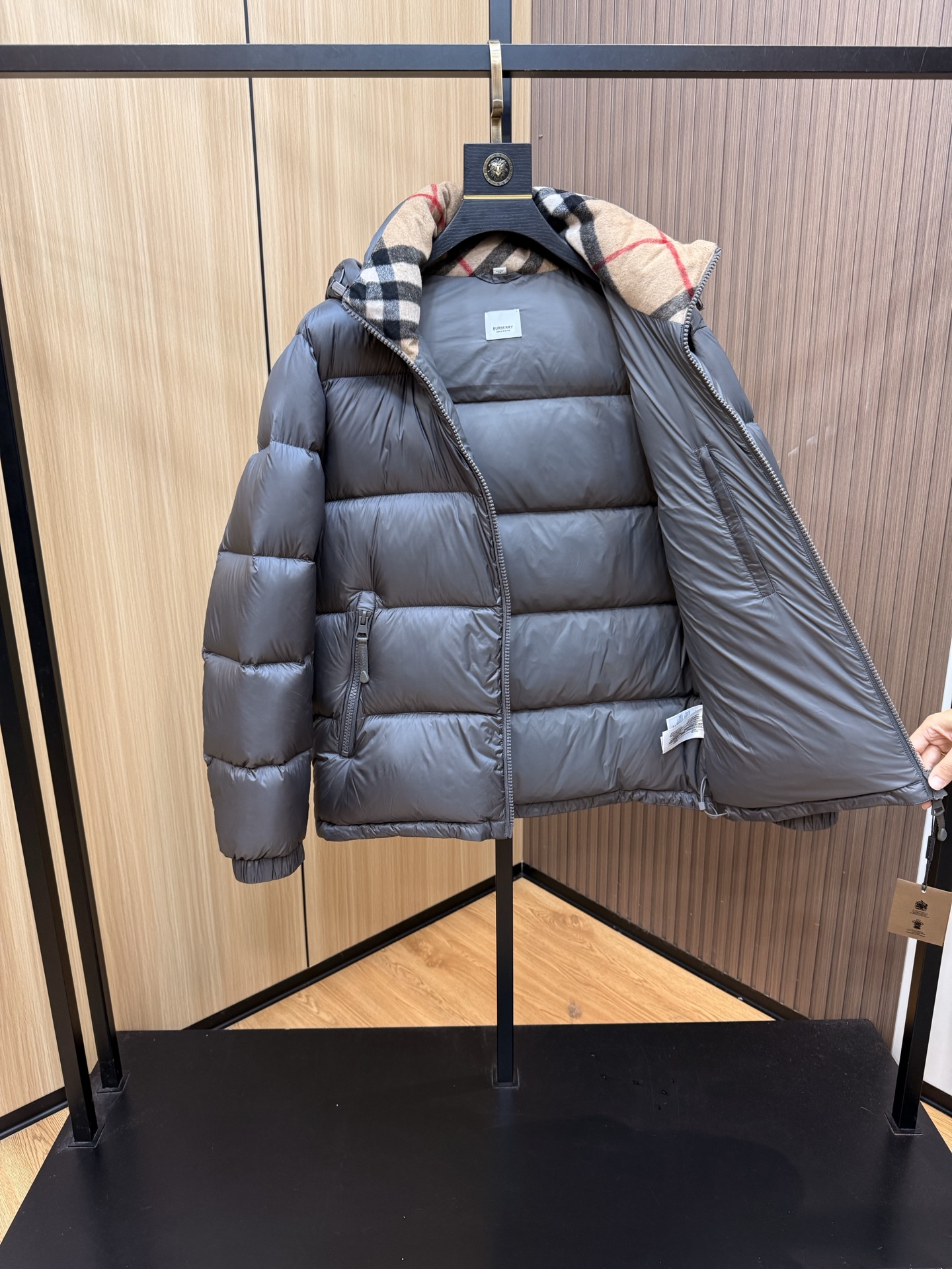 爆款🔥秋冬新款🆕羽绒服 原版1:1订制五金配件全进口原版定制 欢迎专柜对比 绝对的高品质 采用顶级90白