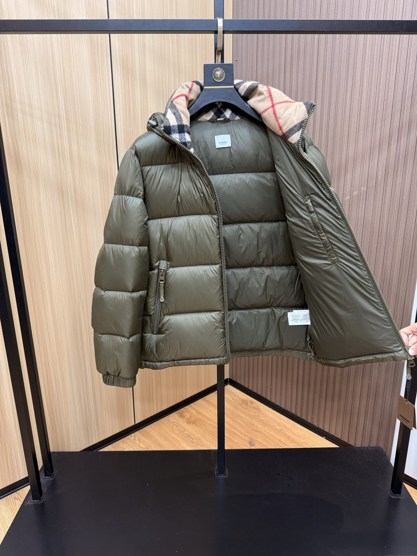 爆款🔥秋冬新款🆕羽绒服 原版1:1订制五金配件全进口原版定制 欢迎专柜对比 绝对的高品质 采用顶级90白