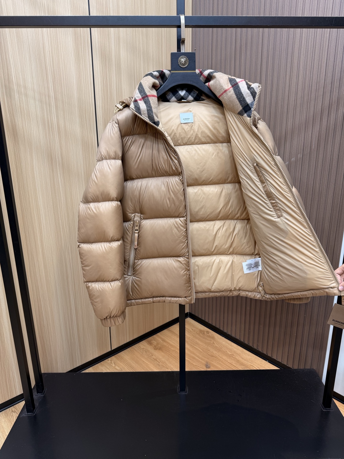 爆款🔥秋冬新款🆕羽绒服 原版1:1订制五金配件全进口原版定制 欢迎专柜对比 绝对的高品质 采用顶级90白