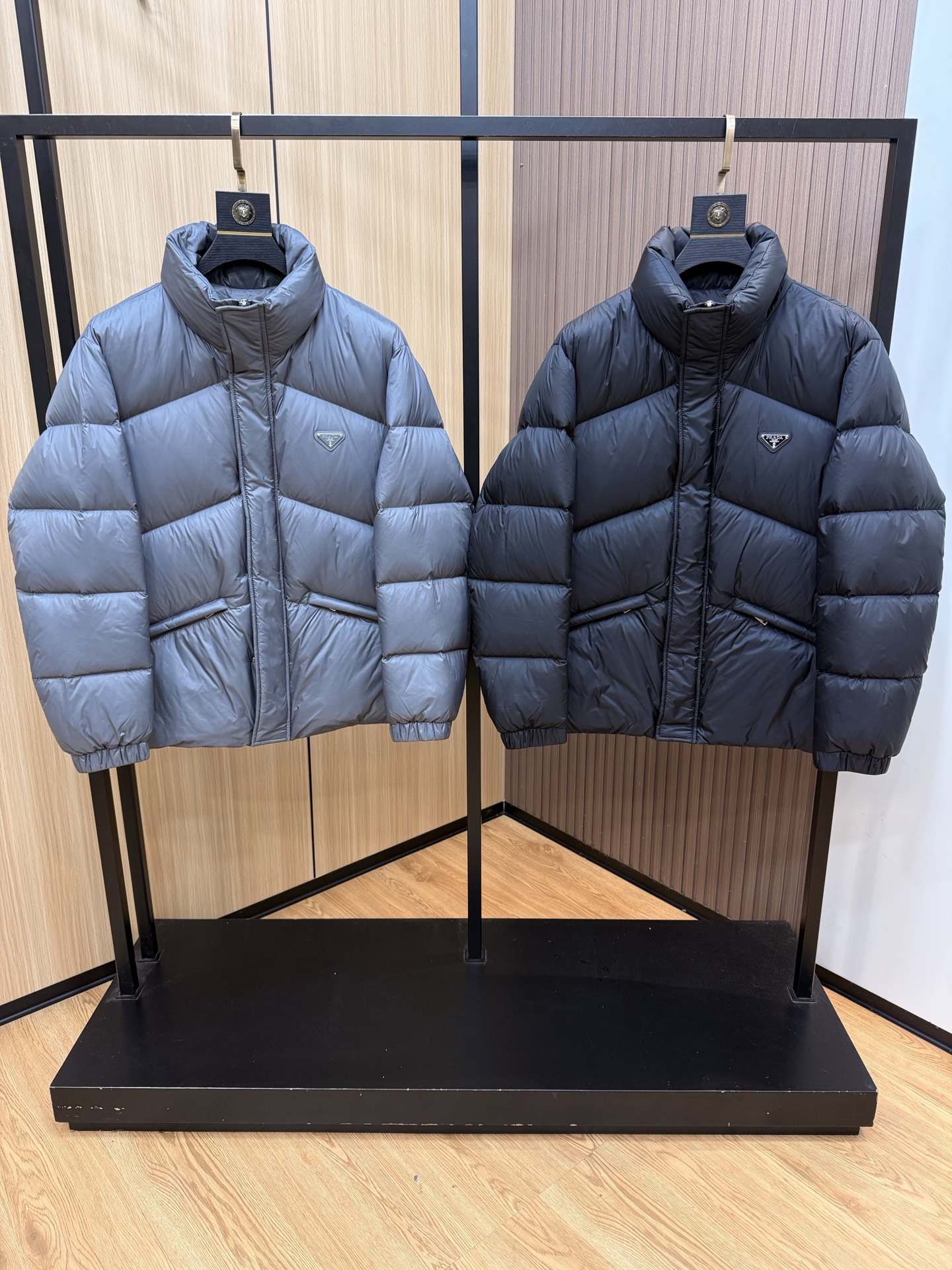 爆款🔥秋冬新款🆕羽绒服 原版1:1订制五金配件全进口原版定制 欢迎专柜对比 绝对的高品质 采用顶级90白